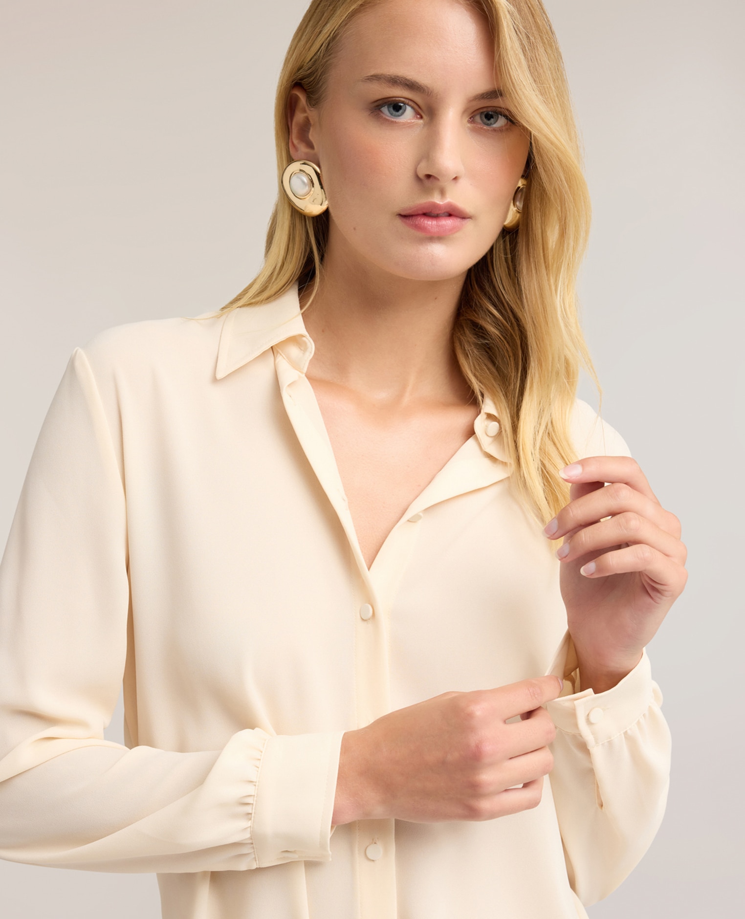 Camisa de mujer en crepé de china con cuello clásico ajuste regular cierre frontal con botones forrados al tono - Motivi - Blanco Blanco-4