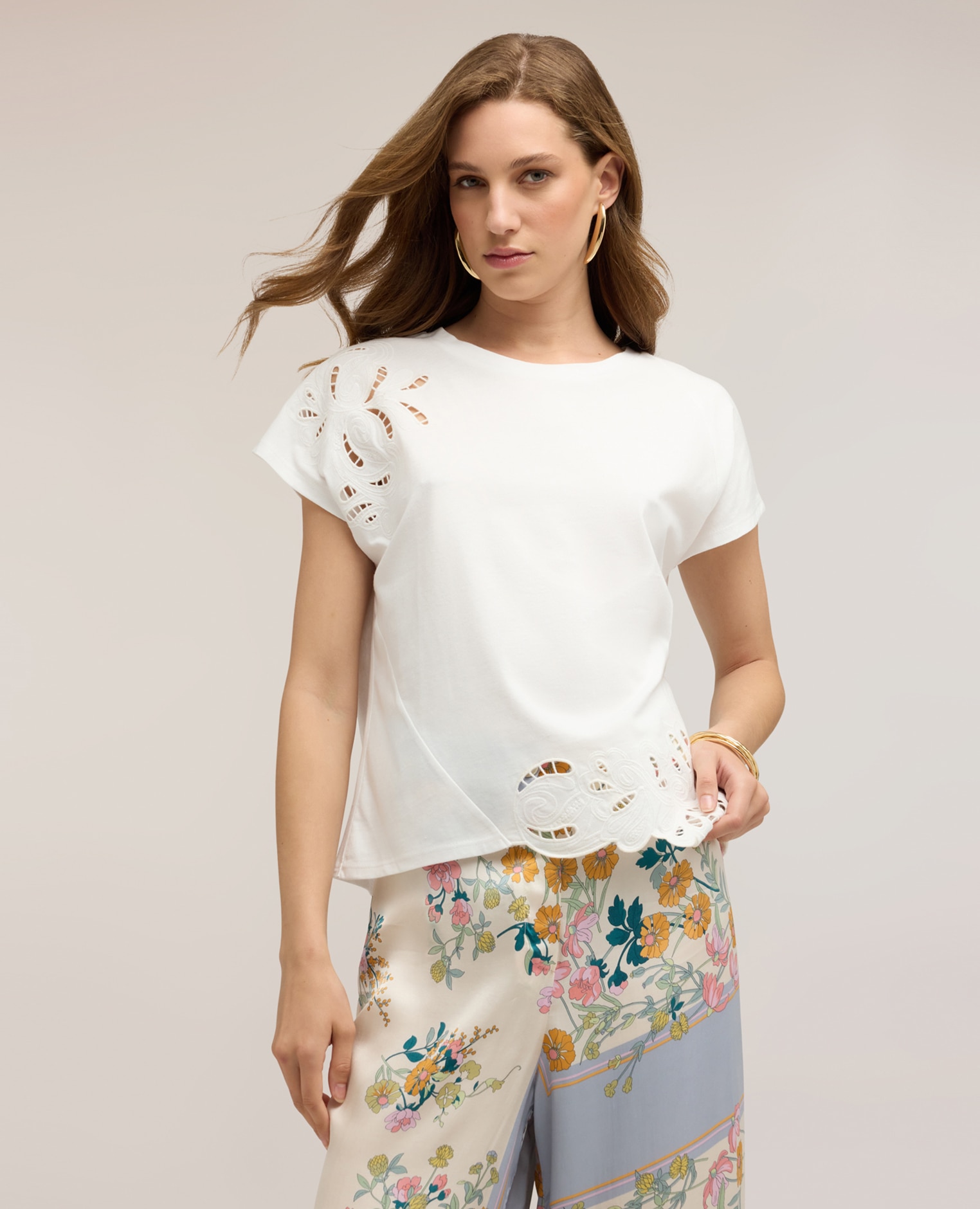 Motivi - Camiseta de mujer de punto con bordados sangallo ajuste boxy con escote redondo.