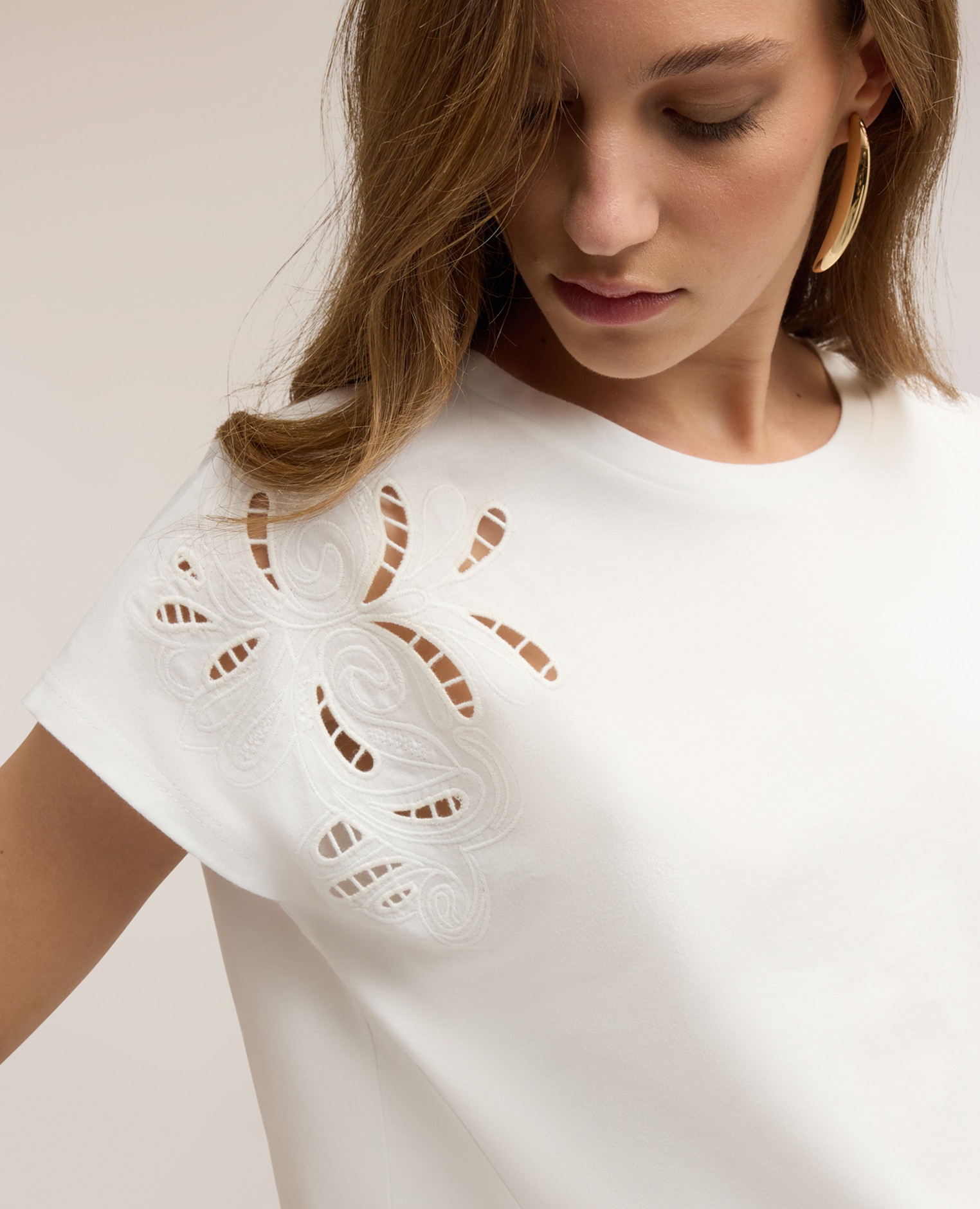 Camiseta de mujer de punto con bordados sangallo ajuste boxy con escote redondo - Motivi - Blanco Blanco-4
