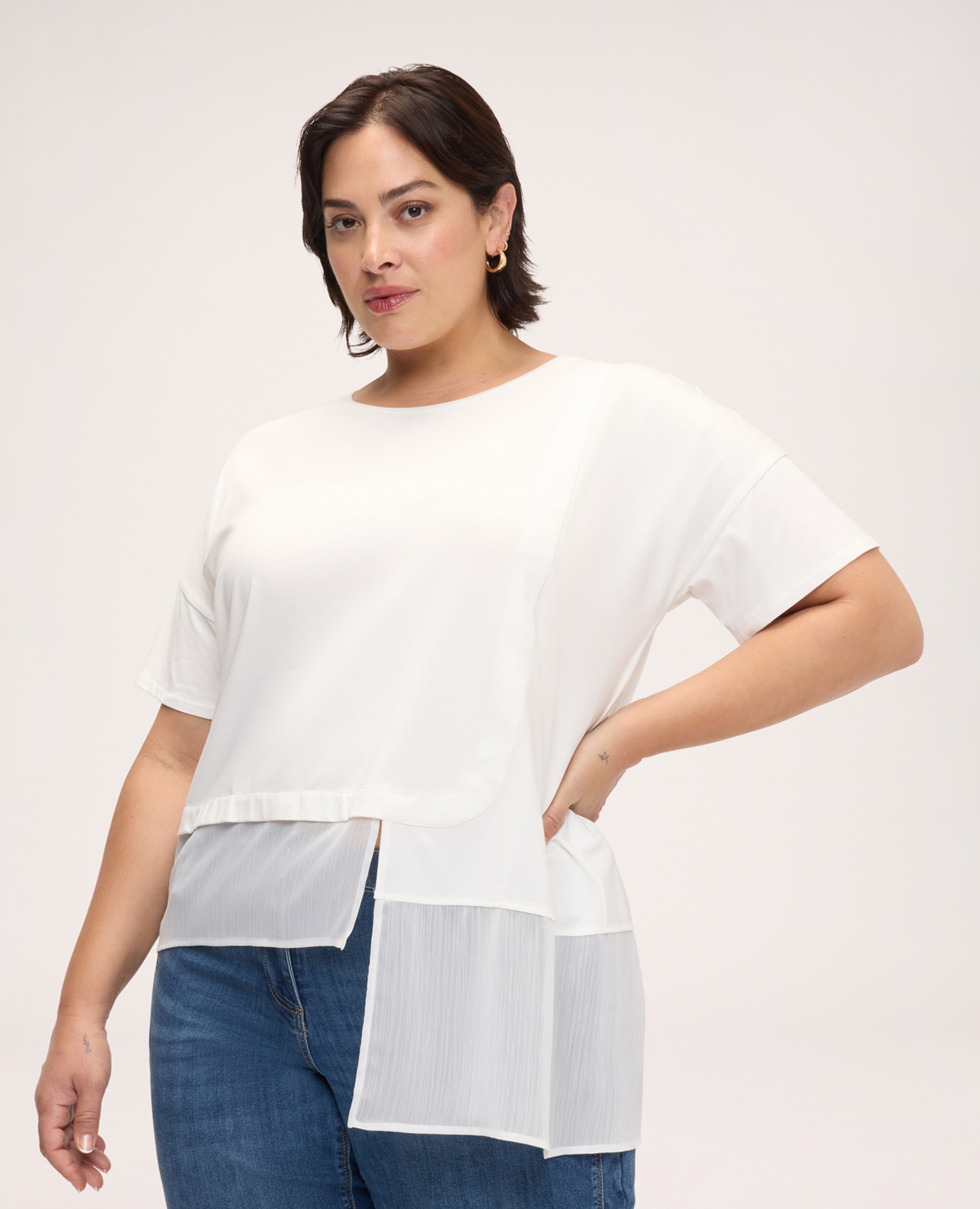 Camiseta de mujer con inserto asimétrico construcción bimaterial con inserto semitransparente con fondo asimétrico - Fiorella Rubino - Blanco Blanco-1