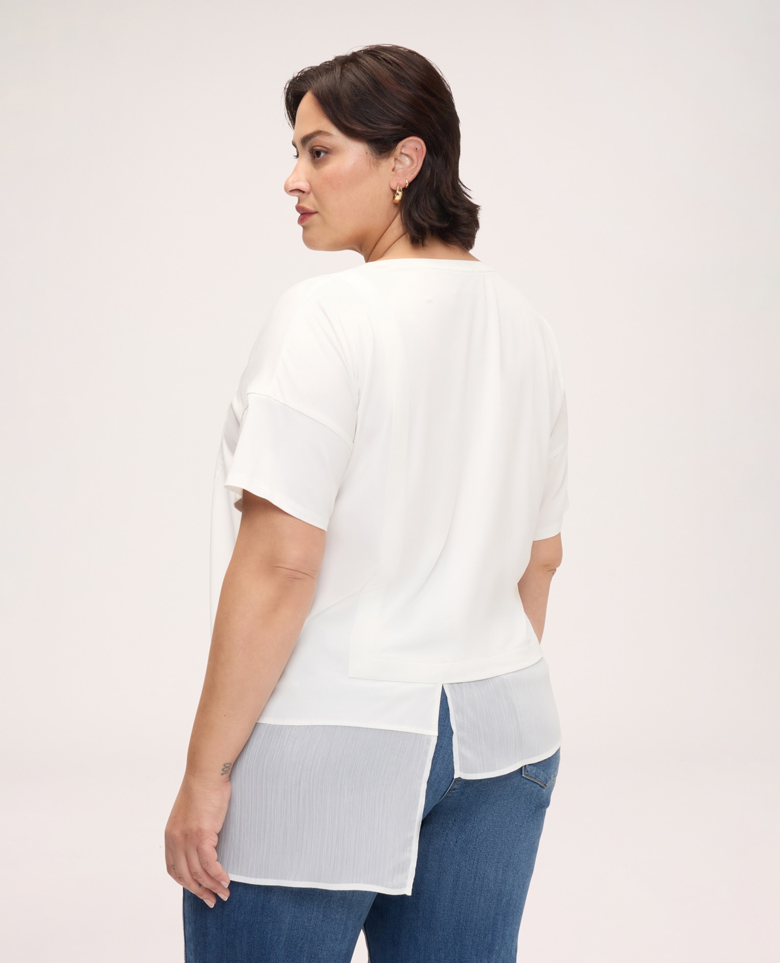 Camiseta de mujer con inserto asimétrico construcción bimaterial con inserto semitransparente con fondo asimétrico - Fiorella Rubino - Blanco Blanco-2