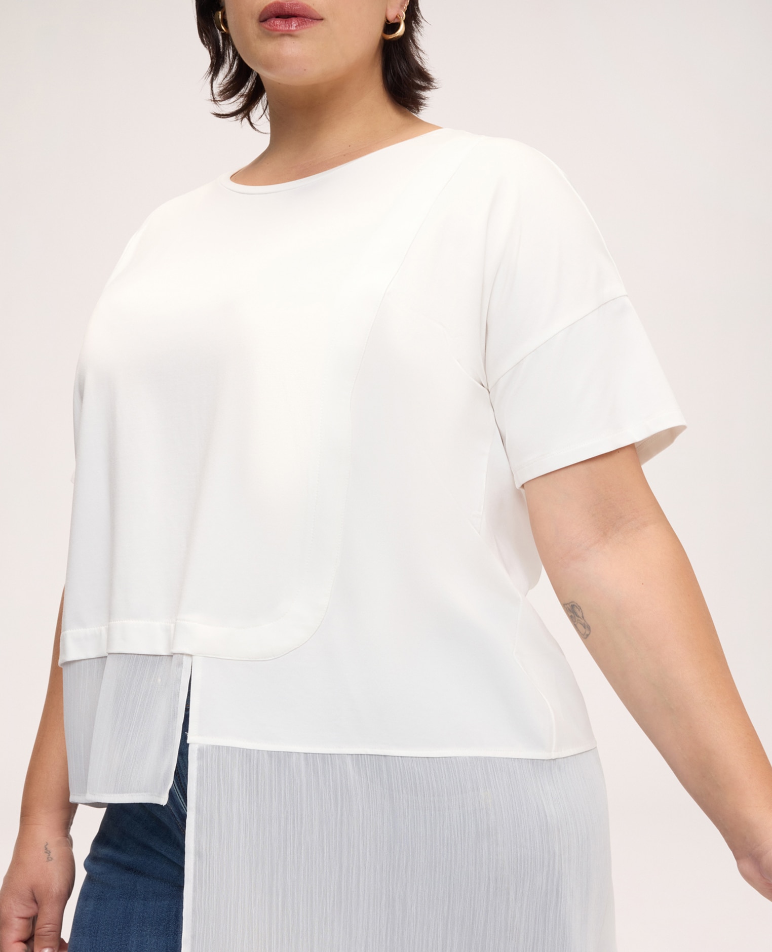 Camiseta de mujer con inserto asimétrico construcción bimaterial con inserto semitransparente con fondo asimétrico - Fiorella Rubino - Blanco Blanco-4