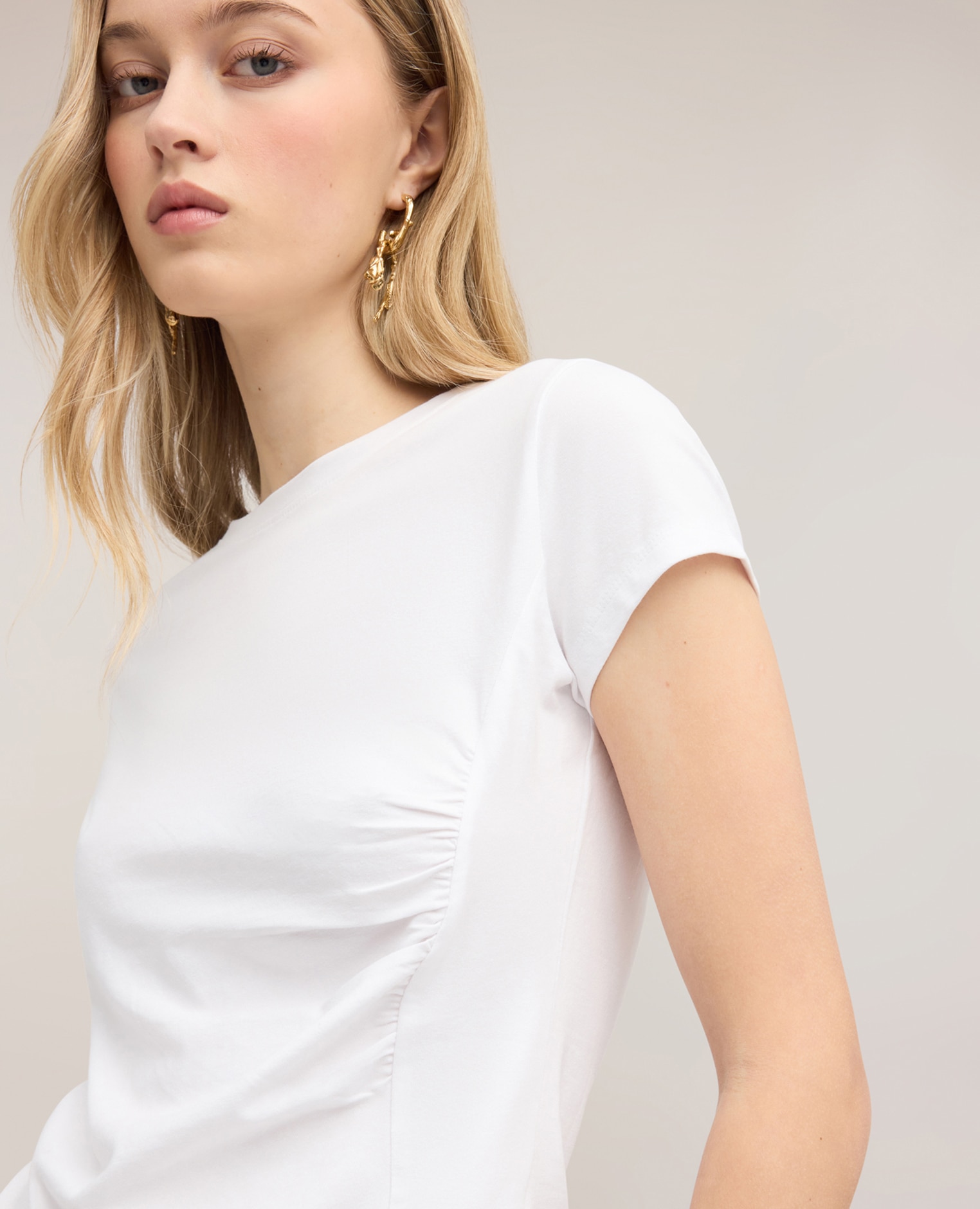 Camiseta de mujer con drapeado lateral asimétrico ajuste entallado con drapeado lateral en el delantero - Motivi - Blanco Blanco-4