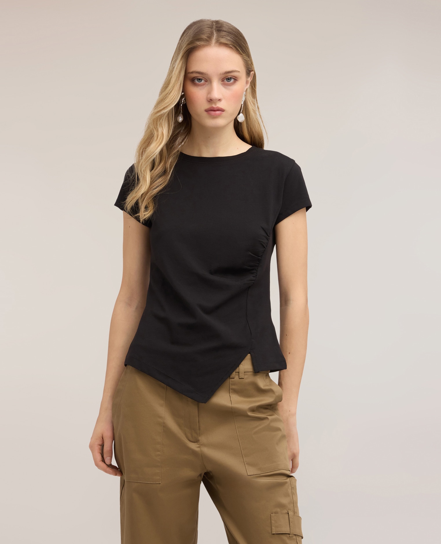 Camiseta de mujer con drapeado lateral asimétrico ajuste entallado con drapeado lateral en el delantero - Motivi - Negro Negro-1