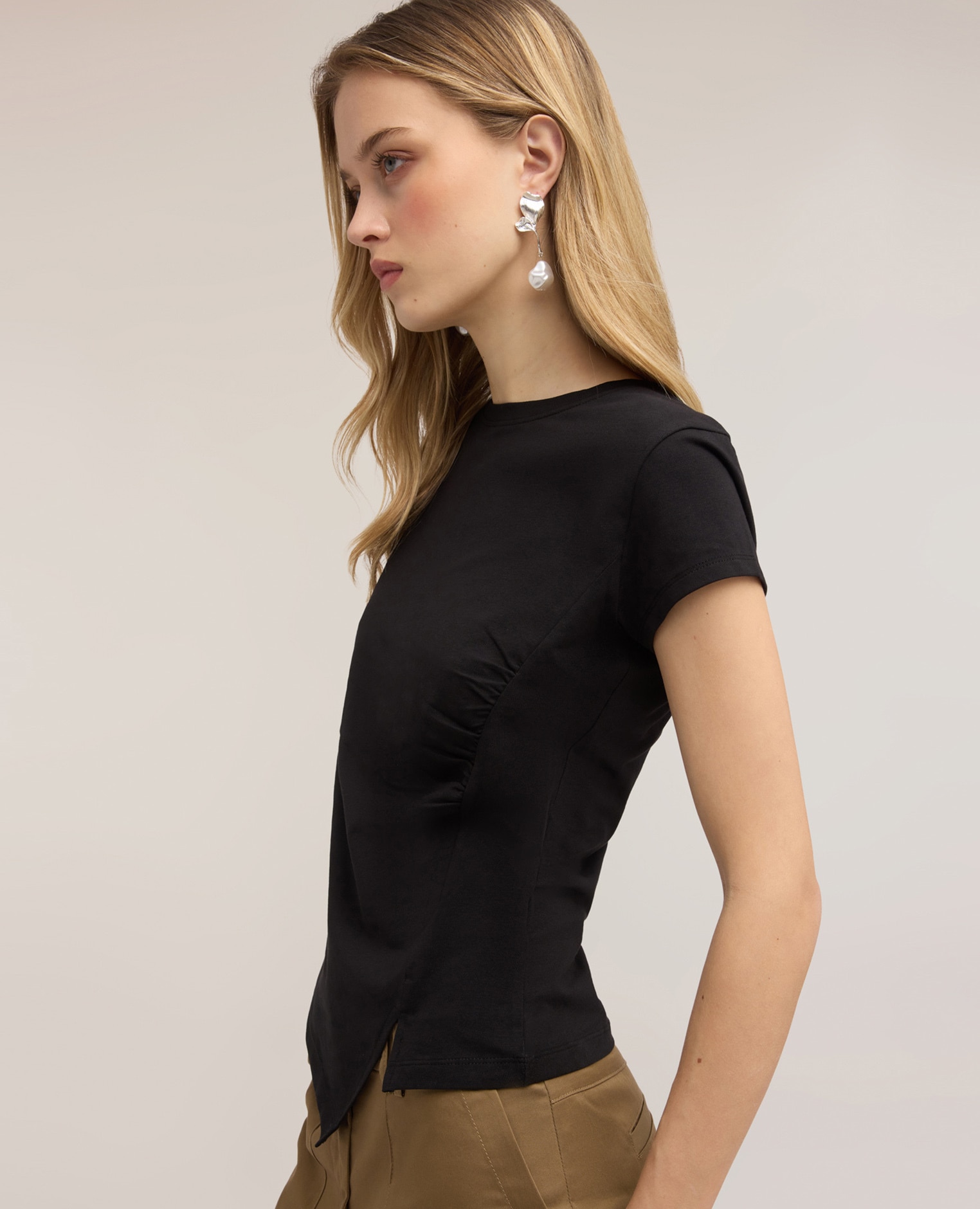 Camiseta de mujer con drapeado lateral asimétrico ajuste entallado con drapeado lateral en el delantero - Motivi - Negro Negro-4