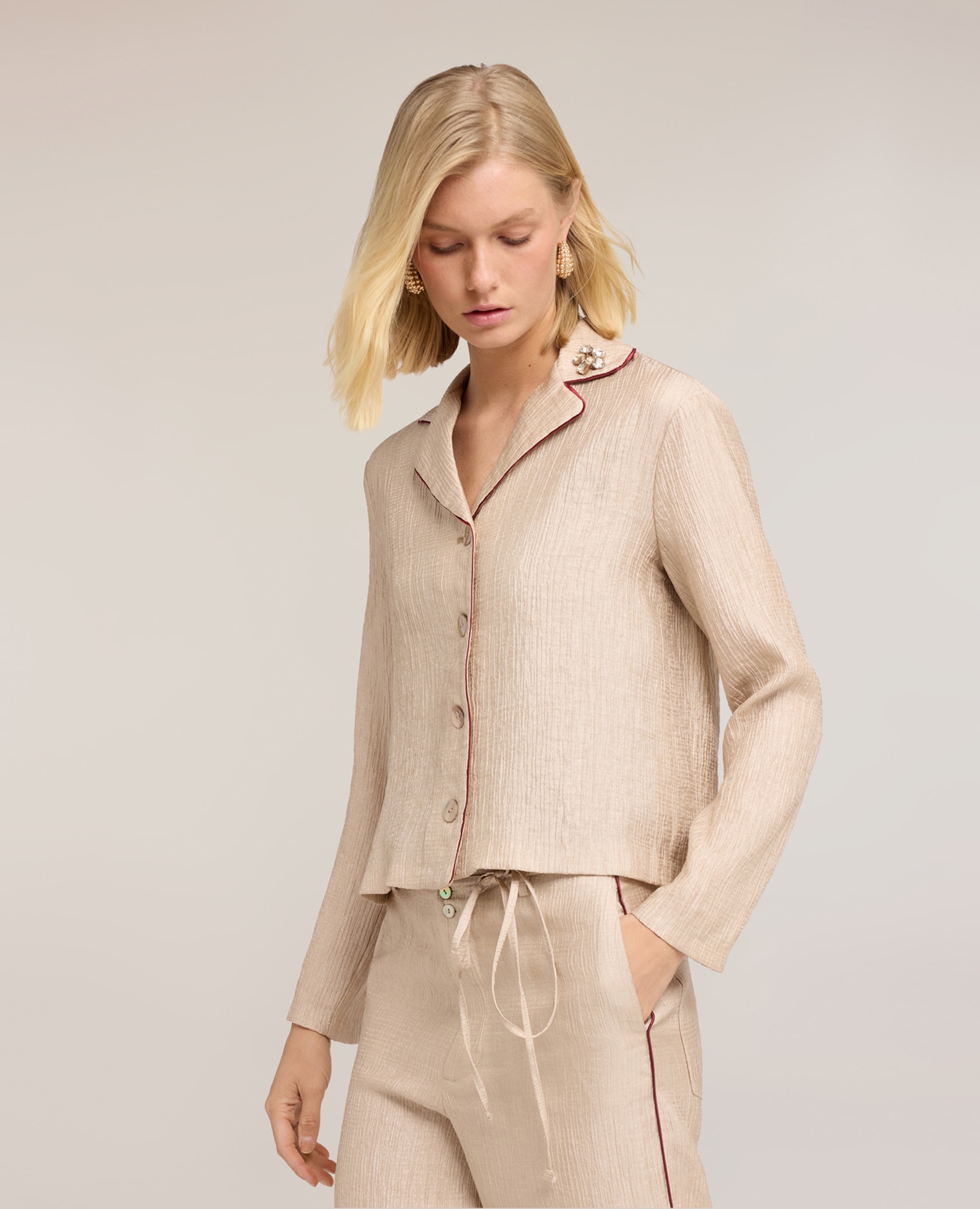 Camisa de mujer en crepón con aplicación joya ajuste regular cierre frontal con botones - Motivi - Beige Beige-1