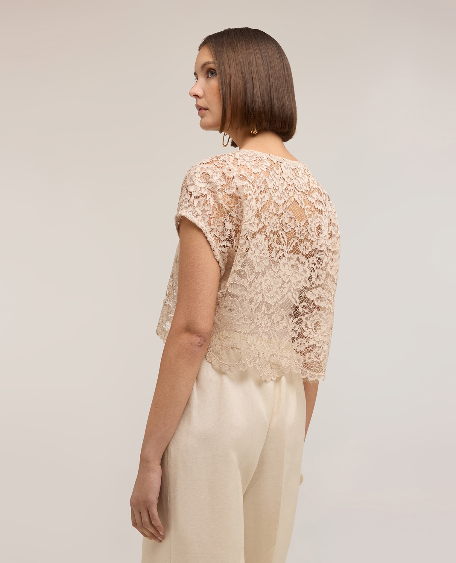 Blusa de mujer corta de encaje ajuste boxy bajo festoneado - Motivi - Beige Beige-2