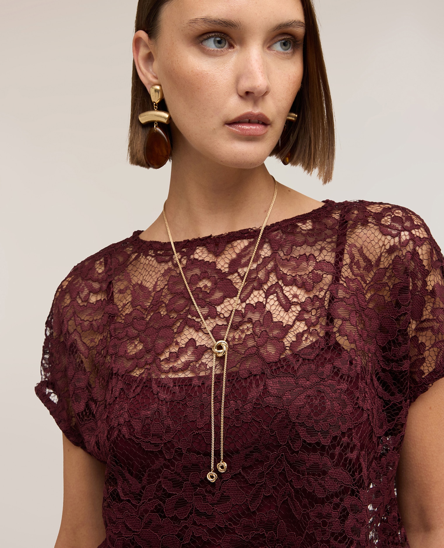 Blusa de mujer corta de encaje ajuste boxy bajo festoneado - Motivi - Burdeos Burdeos-4