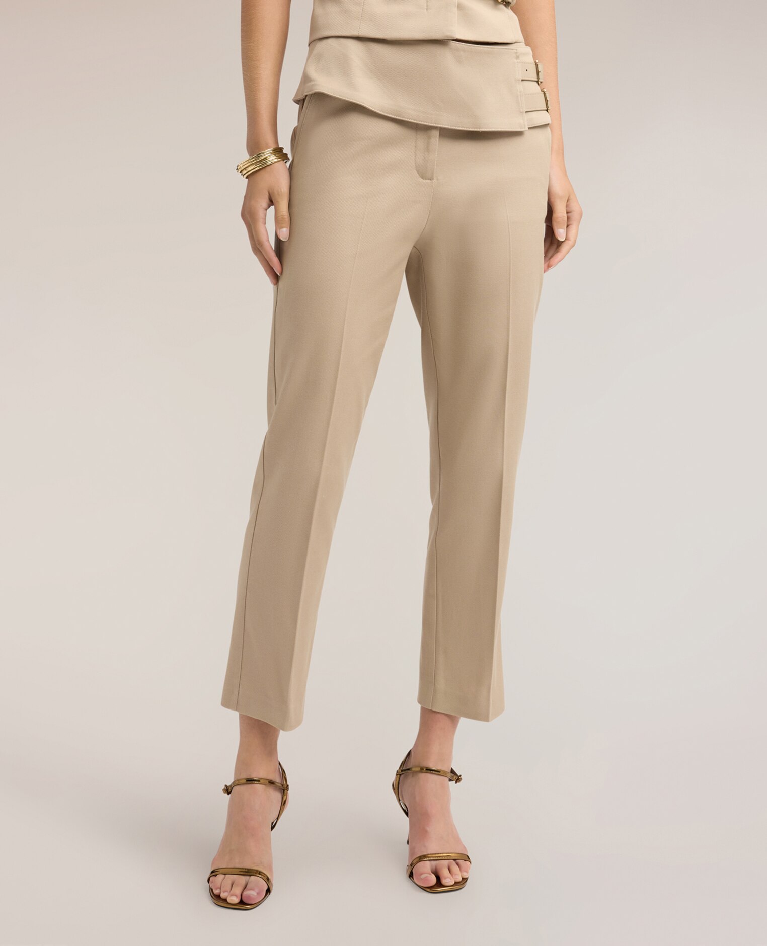 Pantalones de mujer regular con pretina y doble cinturón talle alto con trabilla decorativa y doble hebilla metálica lateral cierre frontal con botón y cremallera - Motivi - Beige Beige-3