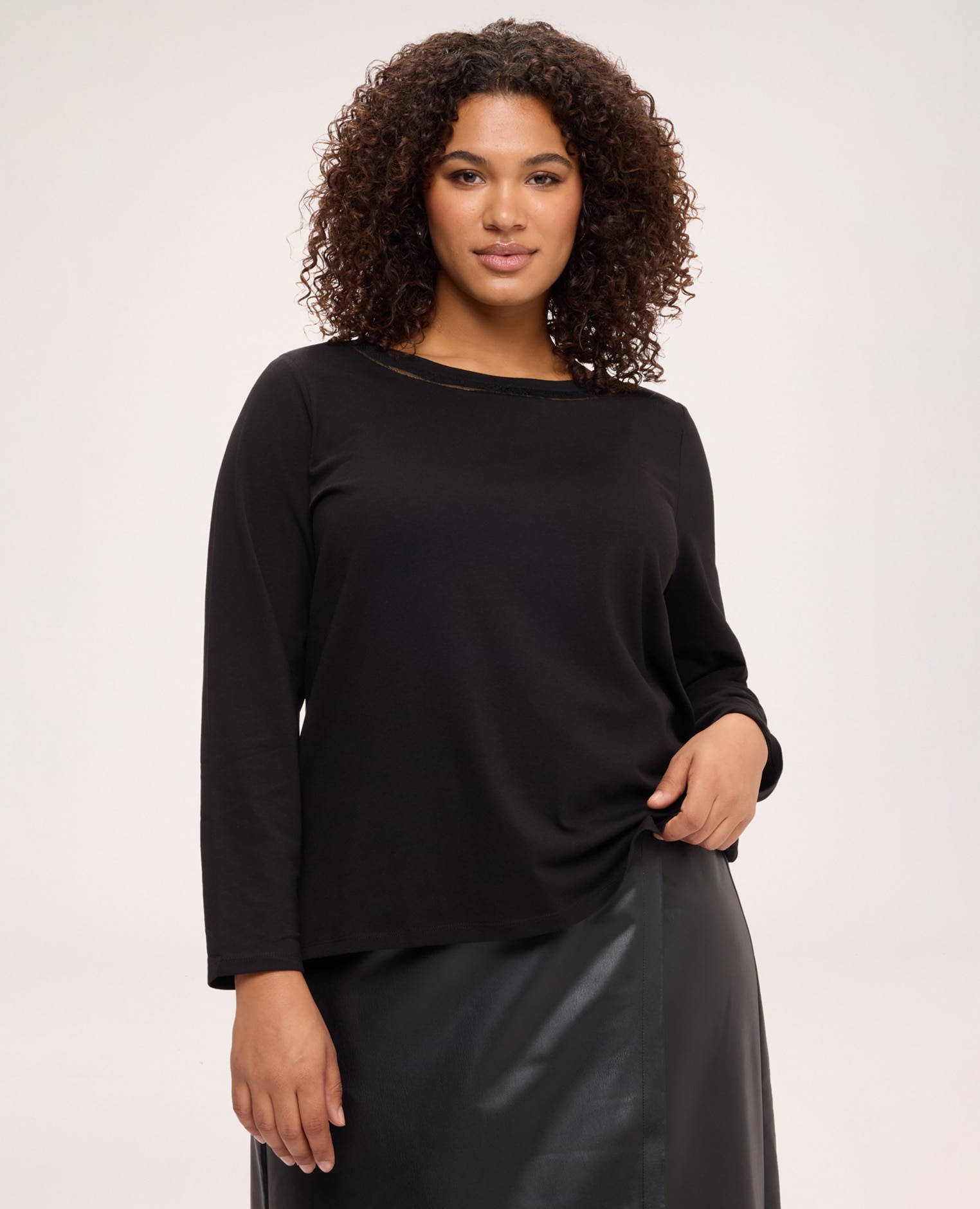 Camiseta de mujer de algodón con detalle de encaje fondo con superposición de doble capa - Fiorella Rubino - Negro Negro-1