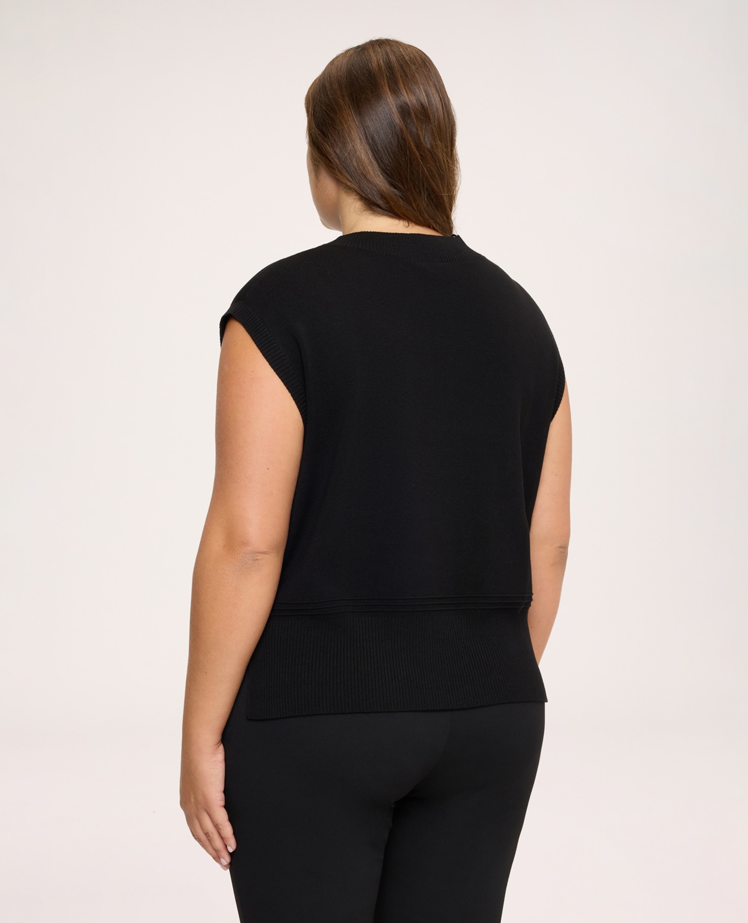 Chaleco de mujer de punto fino con escote en v ajuste boxy con corte corto bordes acabados en canalé en escote y bajo - Fiorella Rubino - Negro Negro-2