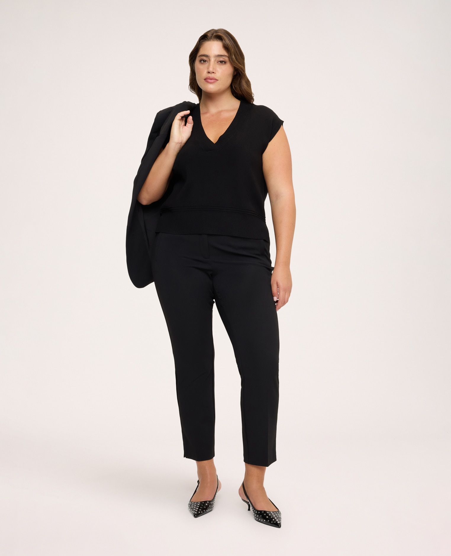 Chaleco de mujer de punto fino con escote en v ajuste boxy con corte corto bordes acabados en canalé en escote y bajo - Fiorella Rubino - Negro Negro-3