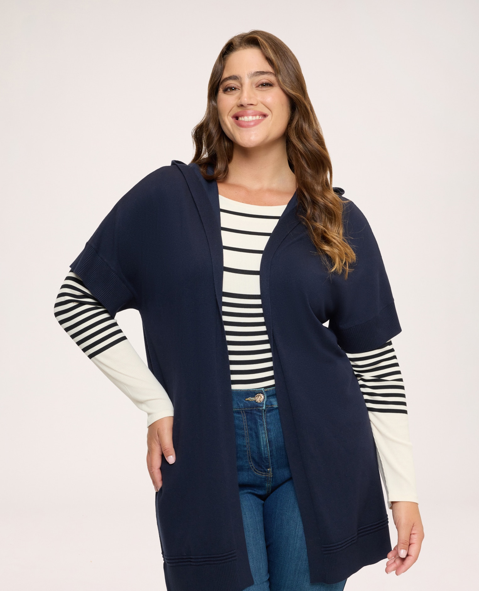 Maxi de mujer chaleco con capucha bordes acanalados en el bajo y mangas cortas tipo kimono - Fiorella Rubino - Azul Azul-1