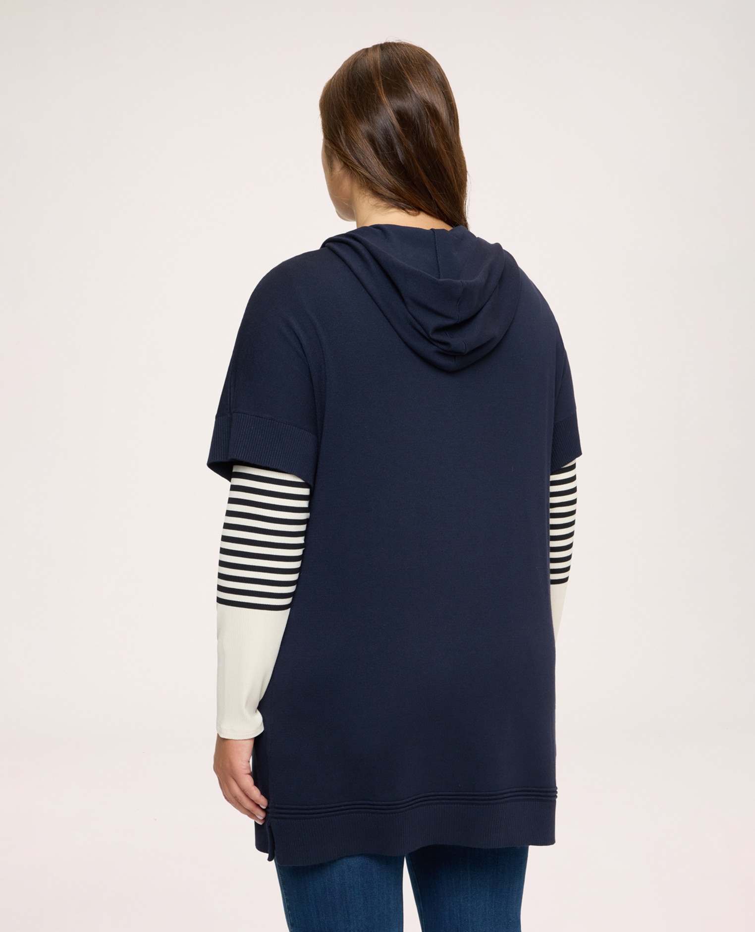 Maxi de mujer chaleco con capucha bordes acanalados en el bajo y mangas cortas tipo kimono - Fiorella Rubino - Azul Azul-2