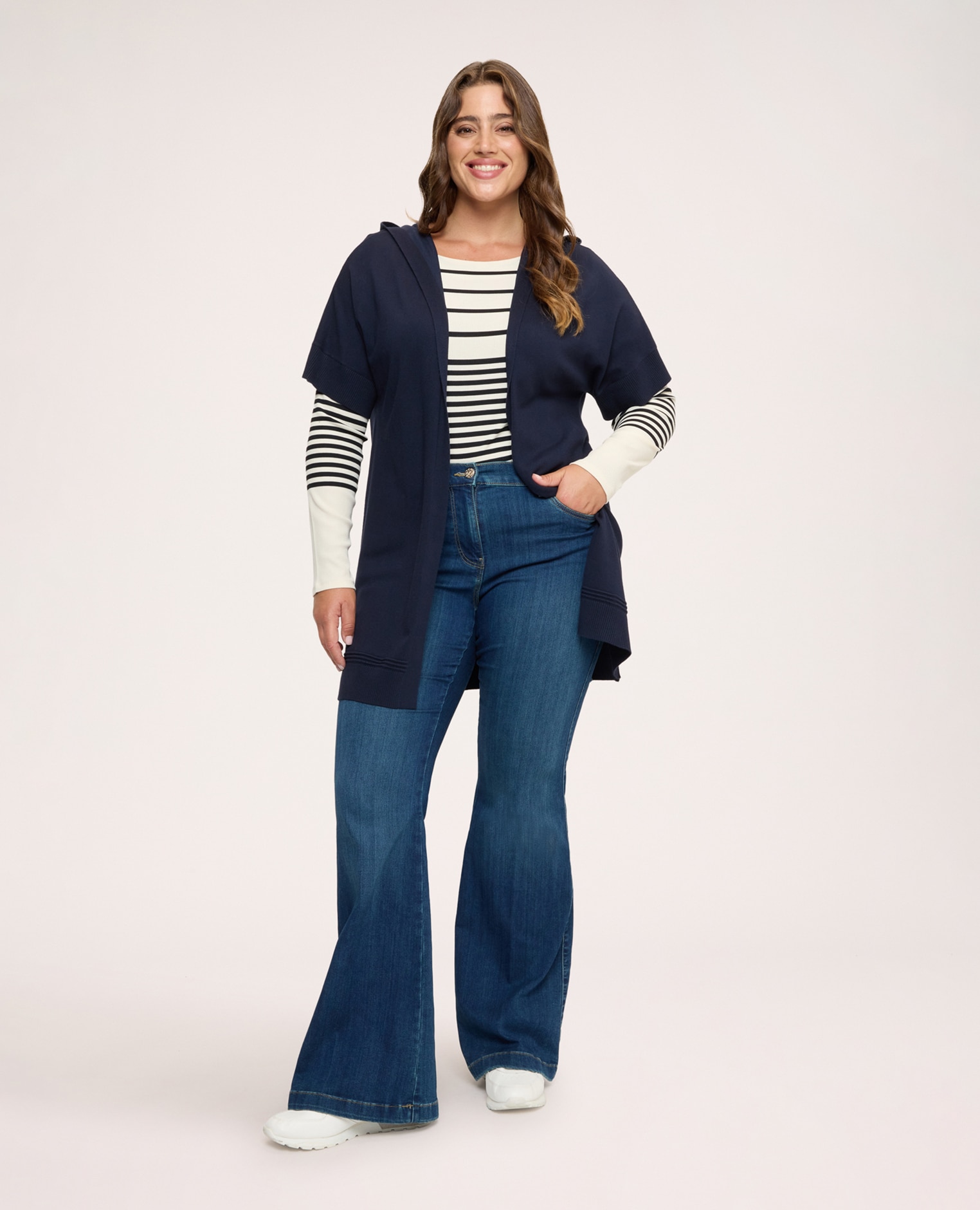 Maxi de mujer chaleco con capucha bordes acanalados en el bajo y mangas cortas tipo kimono - Fiorella Rubino - Azul Azul-3