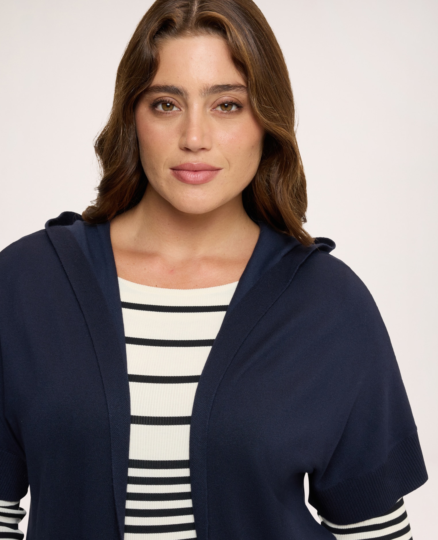 Maxi de mujer chaleco con capucha bordes acanalados en el bajo y mangas cortas tipo kimono - Fiorella Rubino - Azul Azul-4