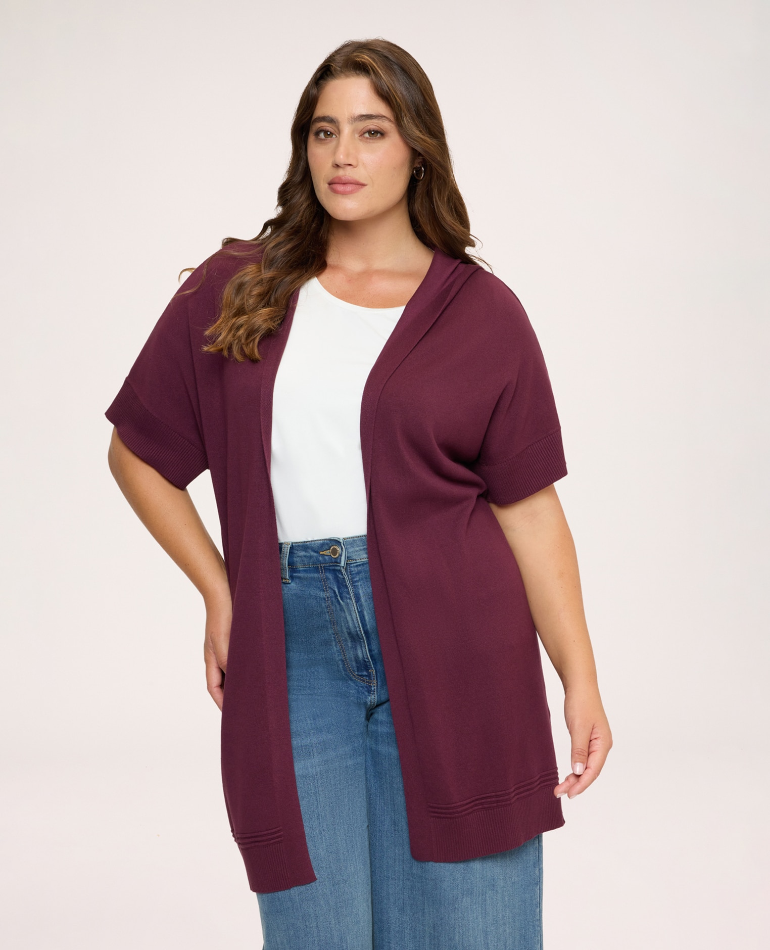Maxi de mujer chaleco con capucha bordes acanalados en el bajo y mangas cortas tipo kimono - Fiorella Rubino - Burdeos Burdeos-1