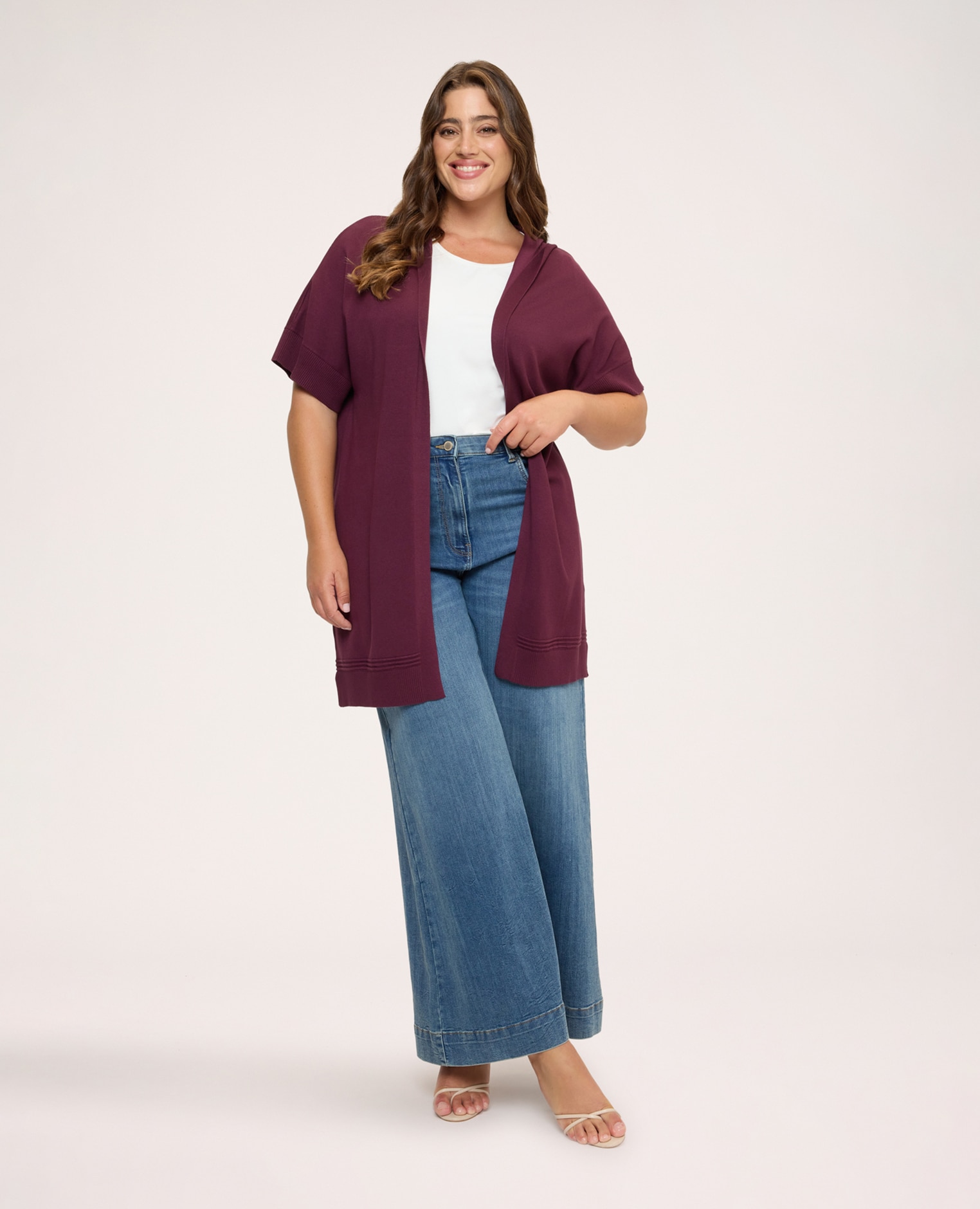 Maxi de mujer chaleco con capucha bordes acanalados en el bajo y mangas cortas tipo kimono - Fiorella Rubino - Burdeos Burdeos-3