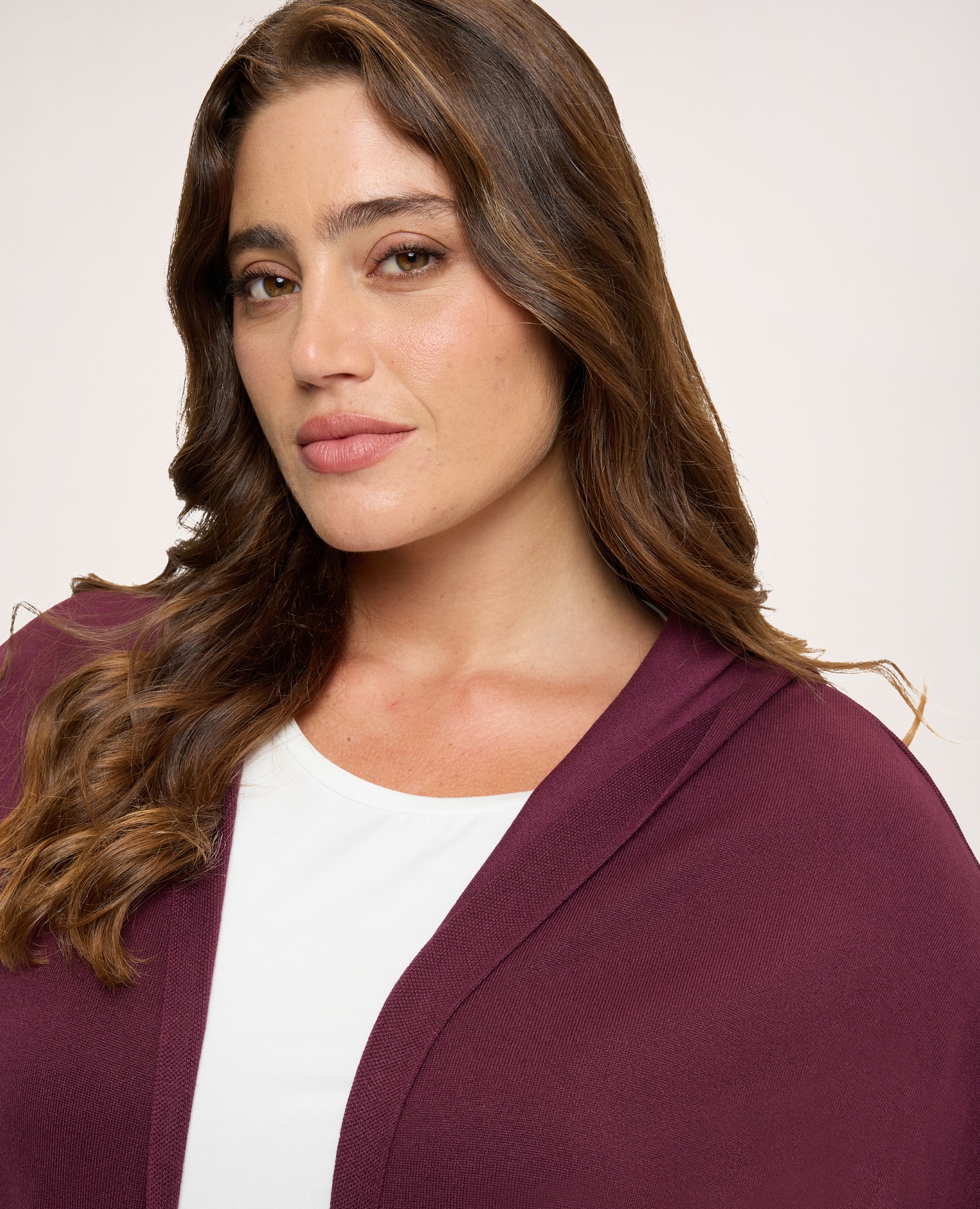Maxi de mujer chaleco con capucha bordes acanalados en el bajo y mangas cortas tipo kimono - Fiorella Rubino - Burdeos Burdeos-4