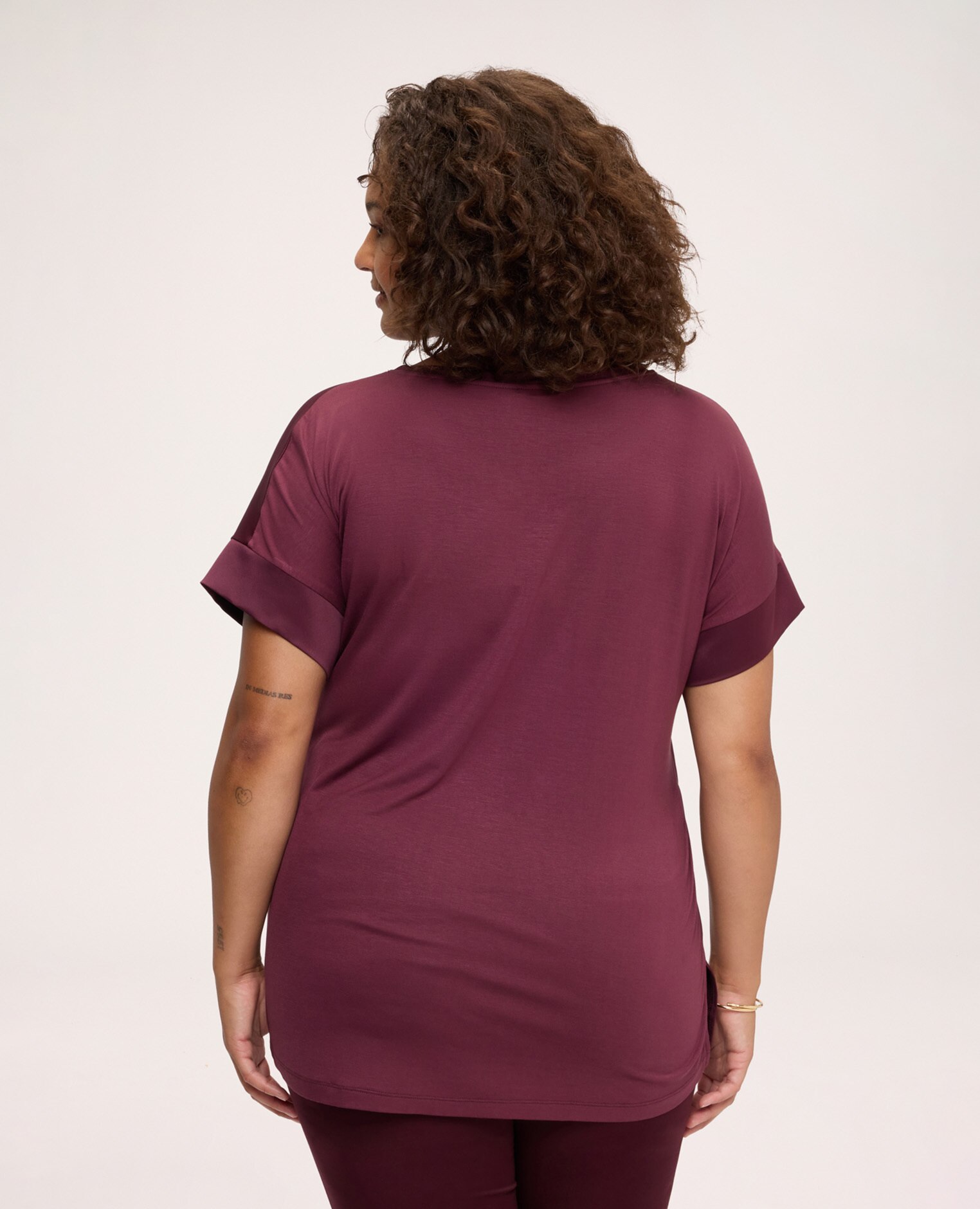 Camiseta de mujer bimaterial en raso y jersey tejido híbrido para un ajuste cómodo - Fiorella Rubino - Burdeos Burdeos-2