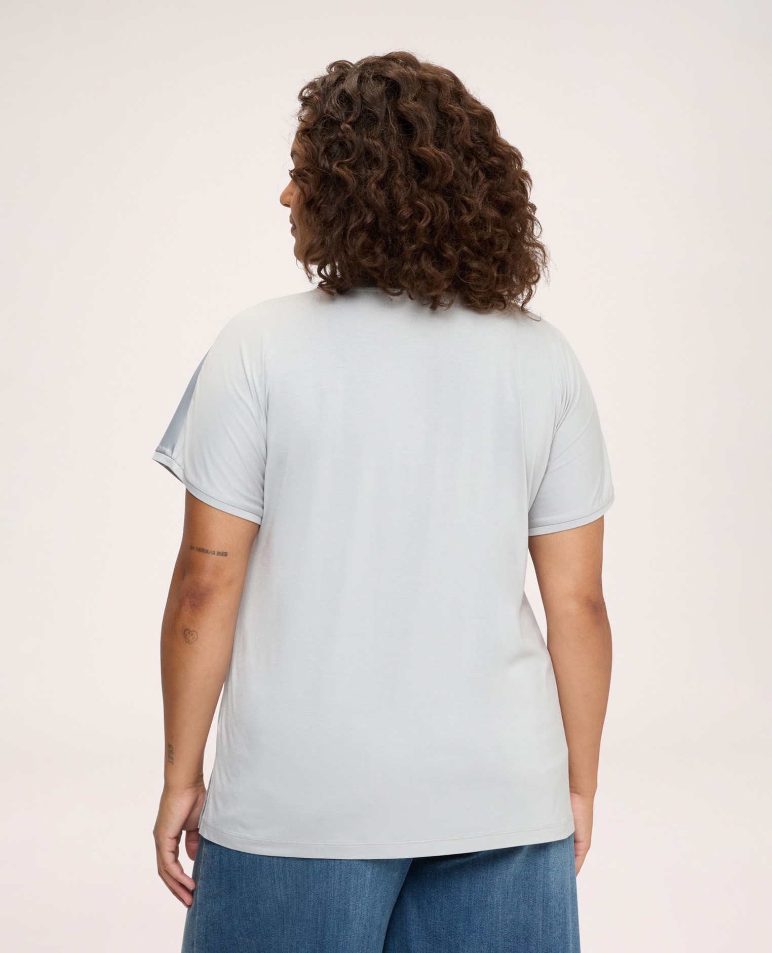Camiseta de mujer bimatérica en raso de viscosa camiseta bimaterial con ajuste para el máximo confort - Fiorella Rubino - Gris Gris-2