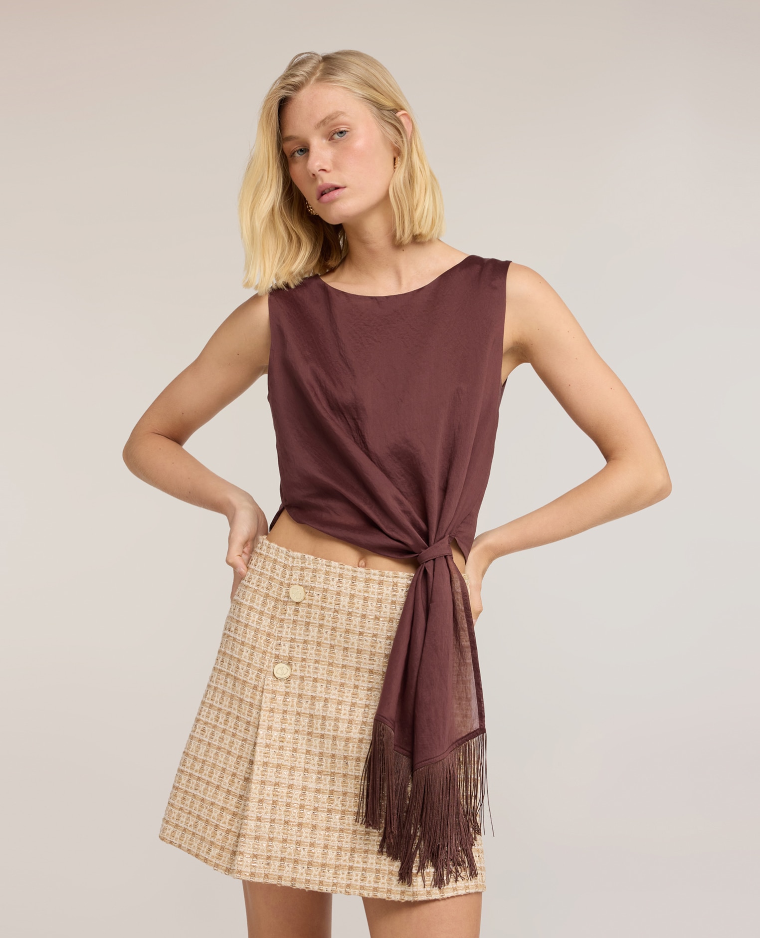 Top de mujer de voile con nudo y flecos diseño con nudo lateral decorado con flecos - Motivi - Marrón Marrón-1