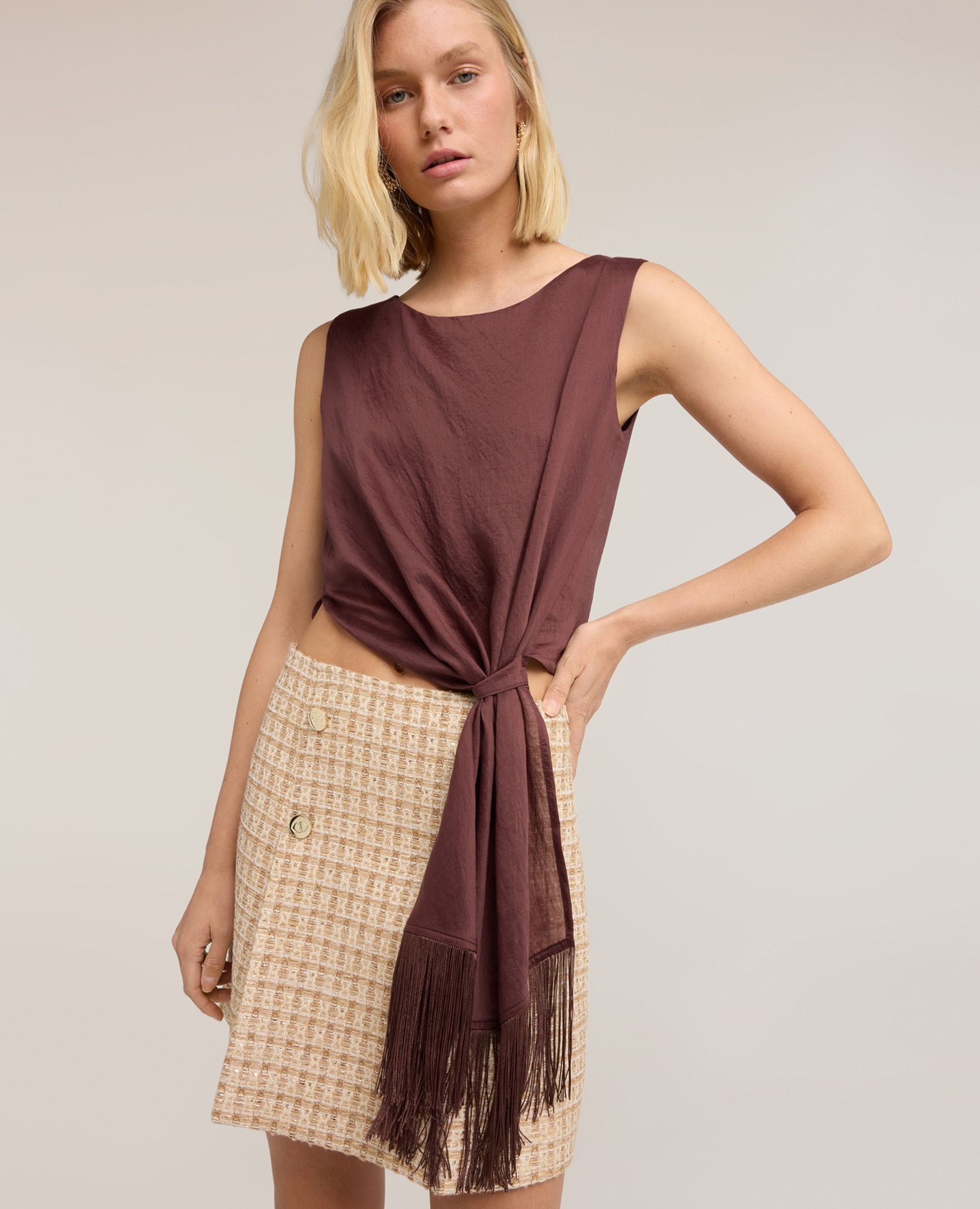 Top de mujer de voile con nudo y flecos diseño con nudo lateral decorado con flecos - Motivi - Marrón Marrón-4