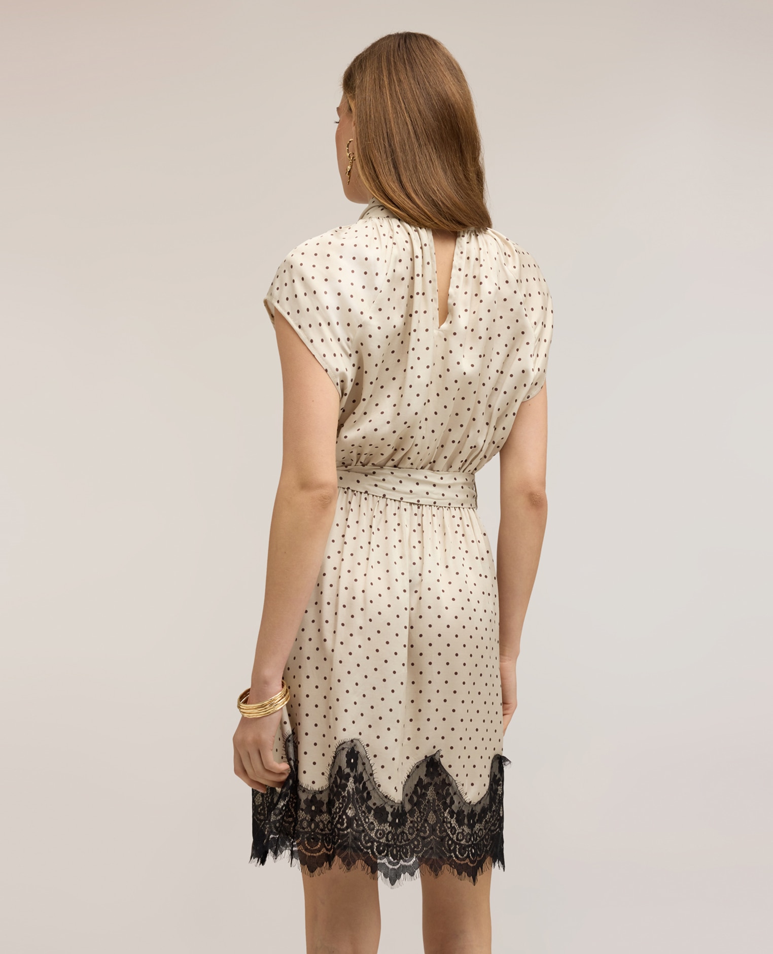 Vestido de satén de lunares con encaje escote con abertura de gota y lazo posterior cinturón en la cintura tono sobre tono - Motivi - Blanco Blanco-2