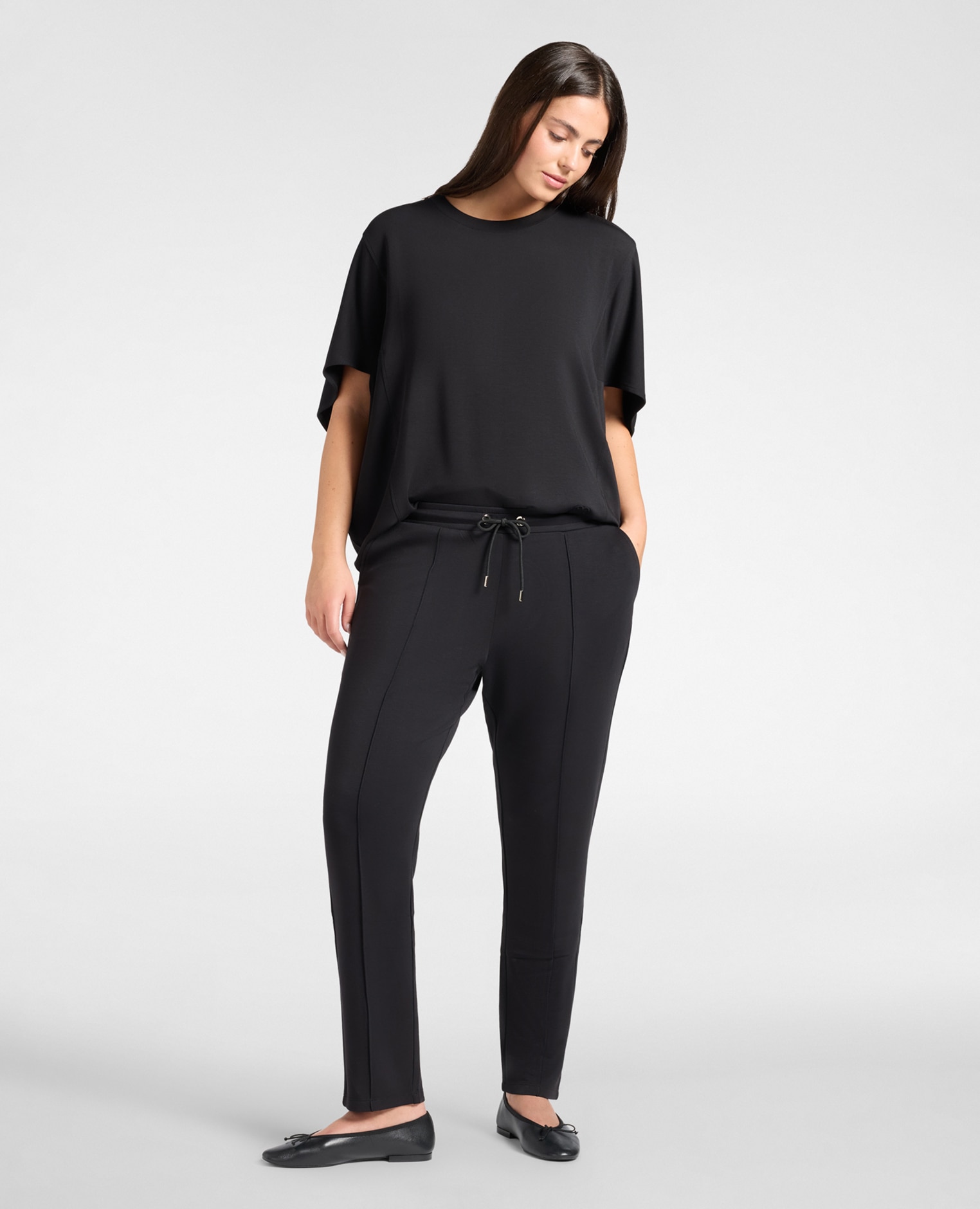Imagen 0 de Joggers de mujer en scuba mezcla de modal con cordón ajustable costuras sastre verticales en la parte delantera que estilizan la pierna Negro