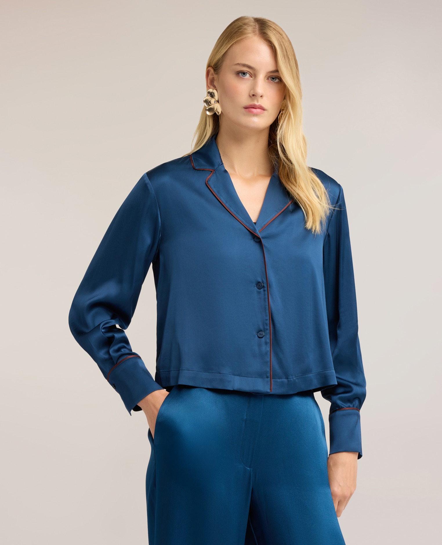Camisa de mujer corta de satén con perfiles en contraste ajuste regular cierre frontal con botones a la vista - Motivi - Azul Azul-1
