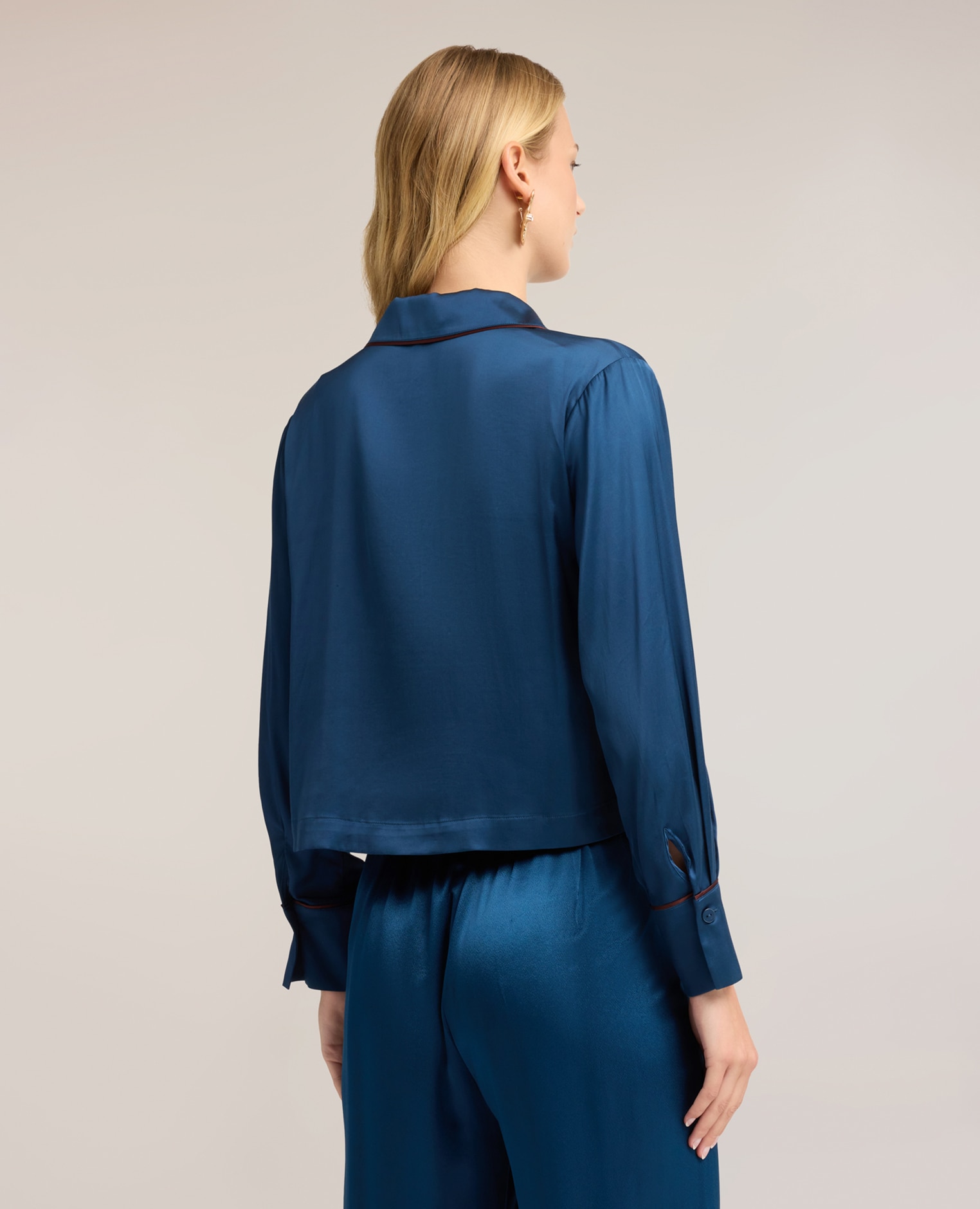 Camisa de mujer corta de satén con perfiles en contraste ajuste regular cierre frontal con botones a la vista - Motivi - Azul Azul-2