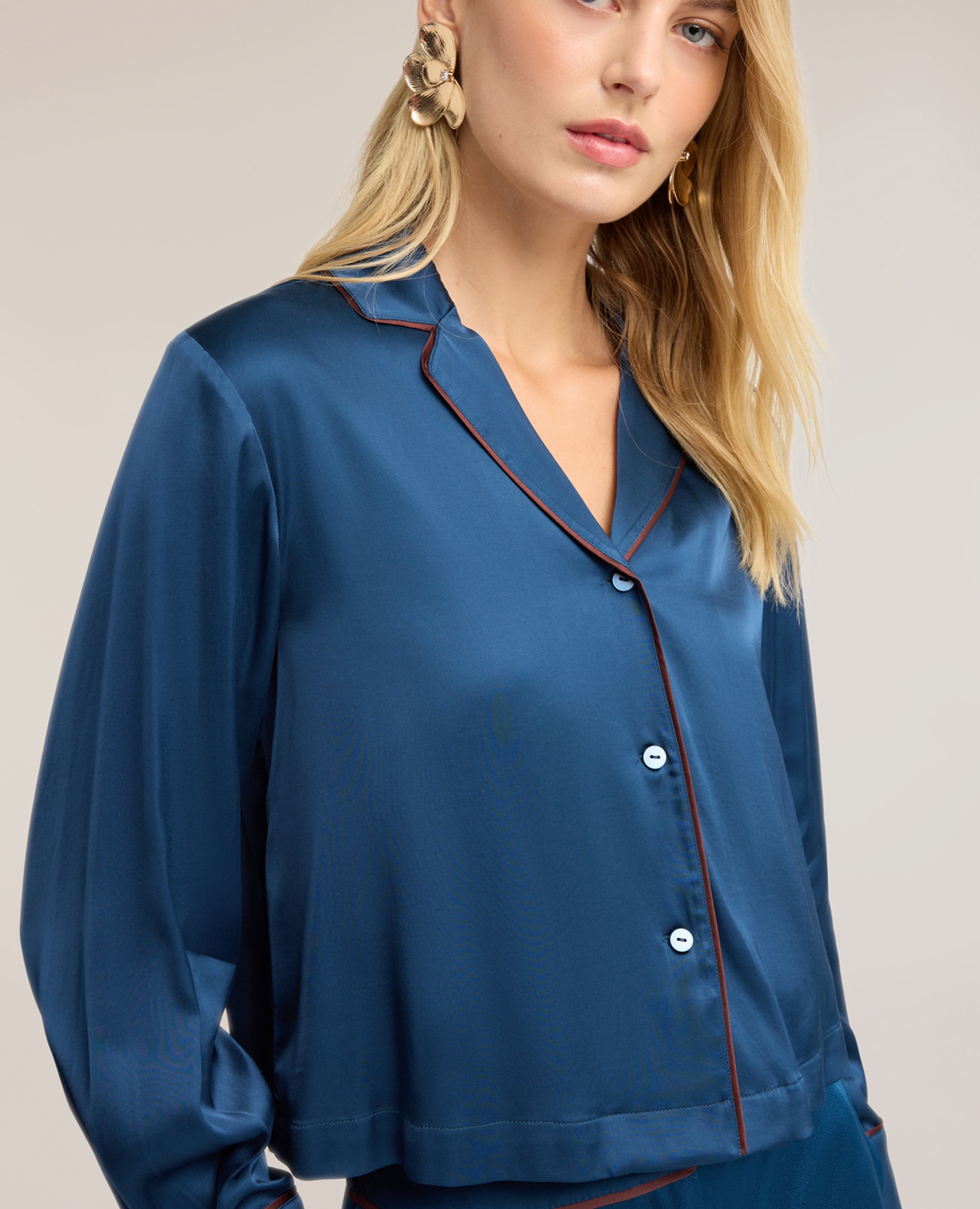 Camisa de mujer corta de satén con perfiles en contraste ajuste regular cierre frontal con botones a la vista - Motivi - Azul Azul-4