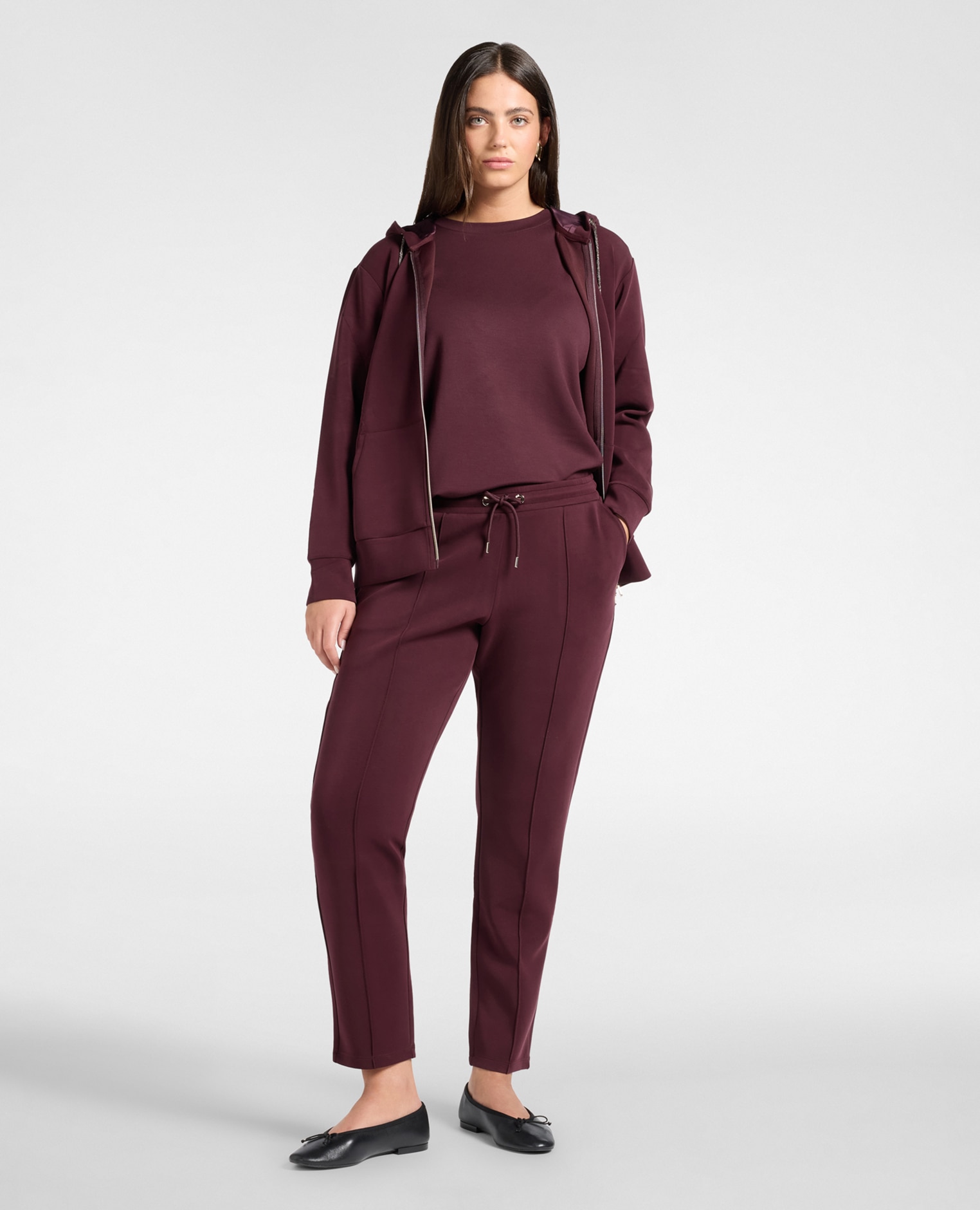 Imagen 0 de Joggers de mujer de scuba mezclado con modal ajuste recto con pinzas frontales marcadas en ambas piernas Rojo