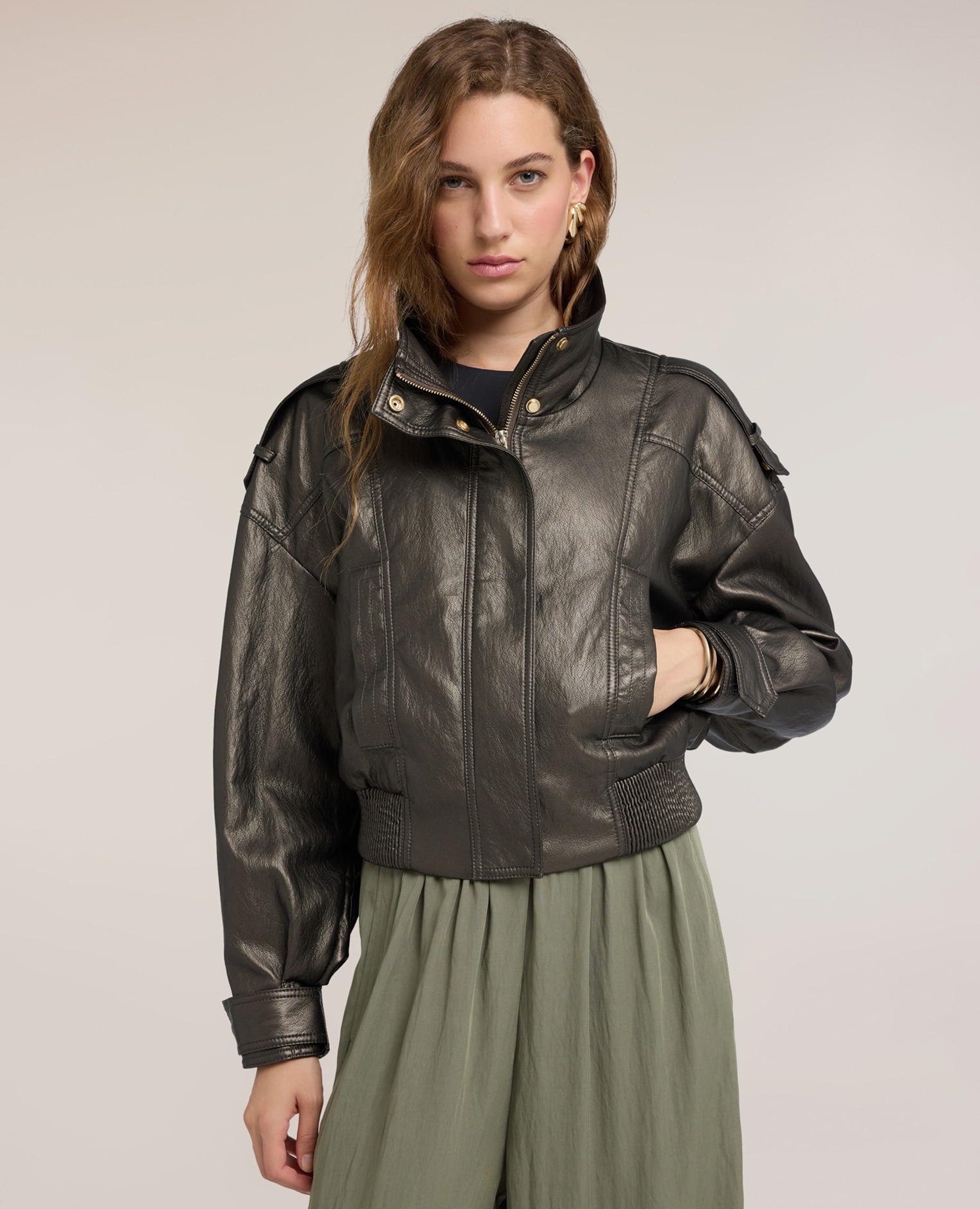 Imagen 0 de Chaqueta de mujer bomber corta crinkle con cuello alto cuello alto con cierre de cremallera y botones Verde militar