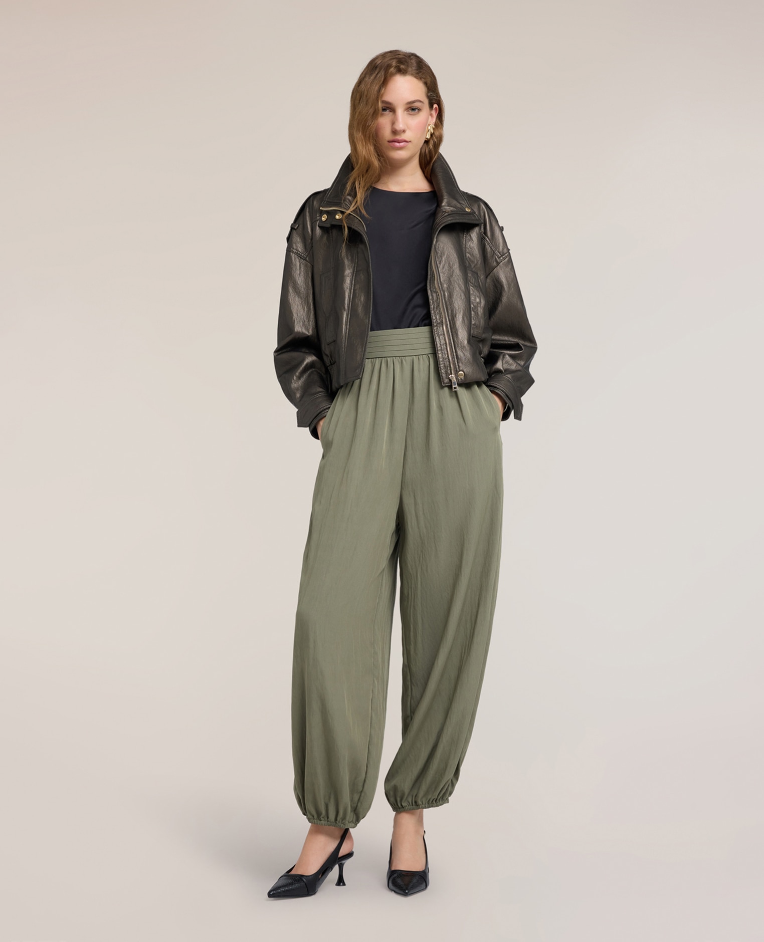 Chaqueta de mujer bomber corta crinkle con cuello alto cuello alto con cierre de cremallera y botones - Motivi - Verde militar Verde militar-3