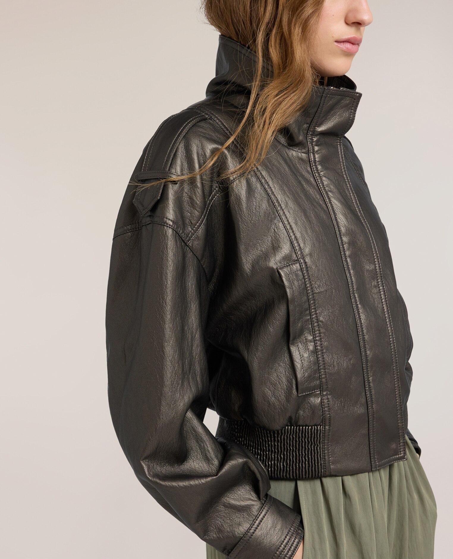 Chaqueta de mujer bomber corta crinkle con cuello alto cuello alto con cierre de cremallera y botones - Motivi - Verde militar Verde militar-4