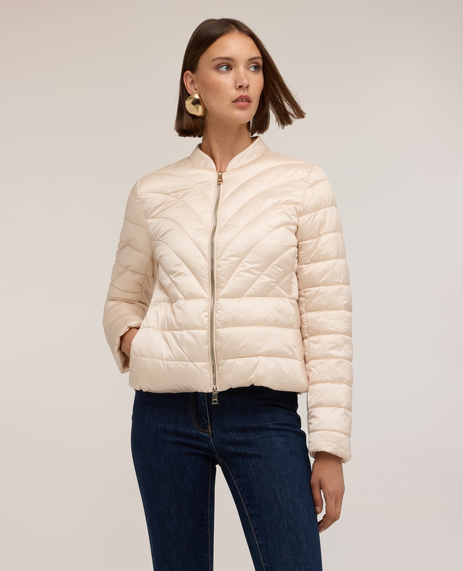 Plumífero de mujer lightweight corto con cuello alto modelo corto con ajuste entallado y cierre frontal con cremallera - Motivi - Beige Beige-1