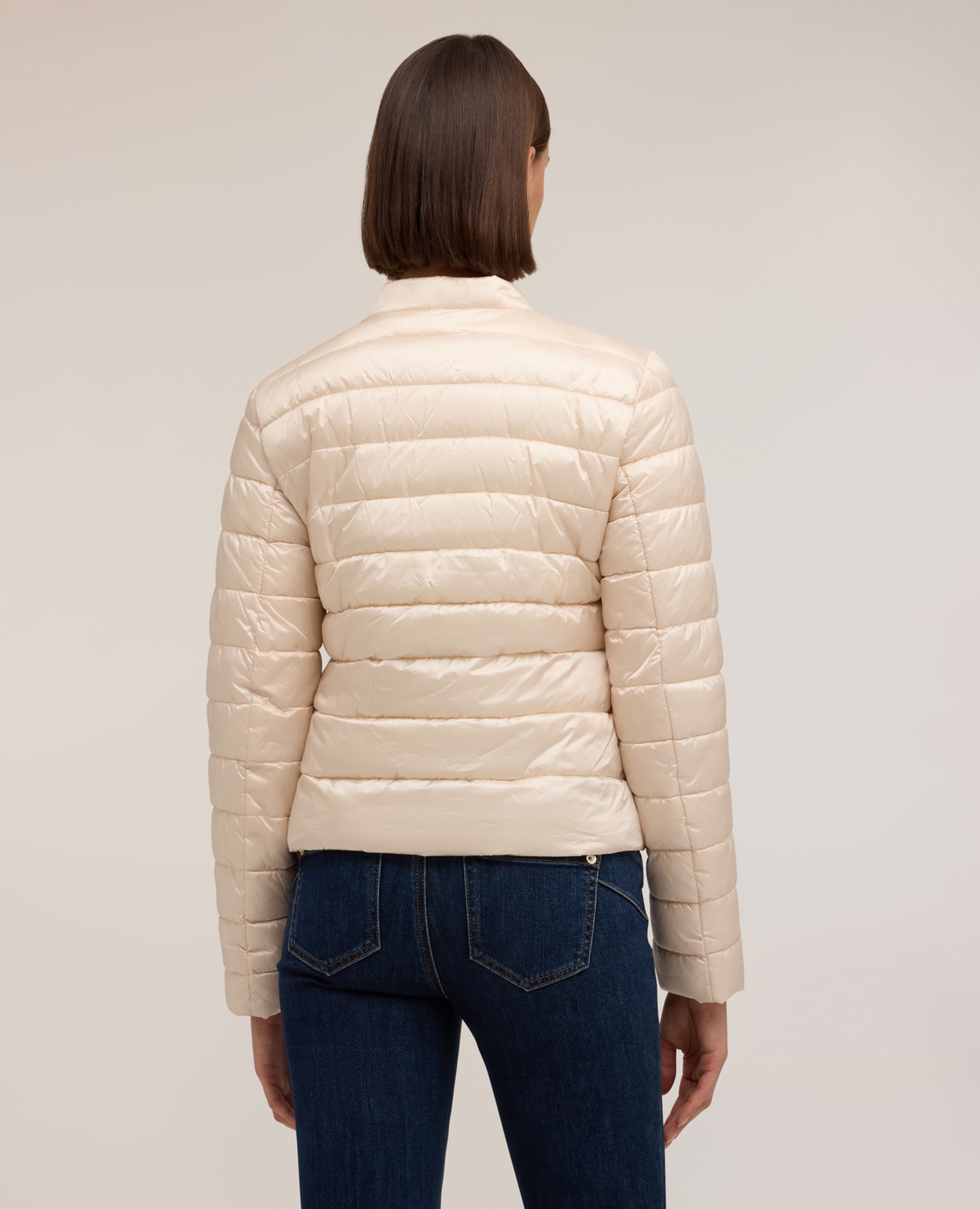 Plumífero de mujer lightweight corto con cuello alto modelo corto con ajuste entallado y cierre frontal con cremallera - Motivi - Beige Beige-2