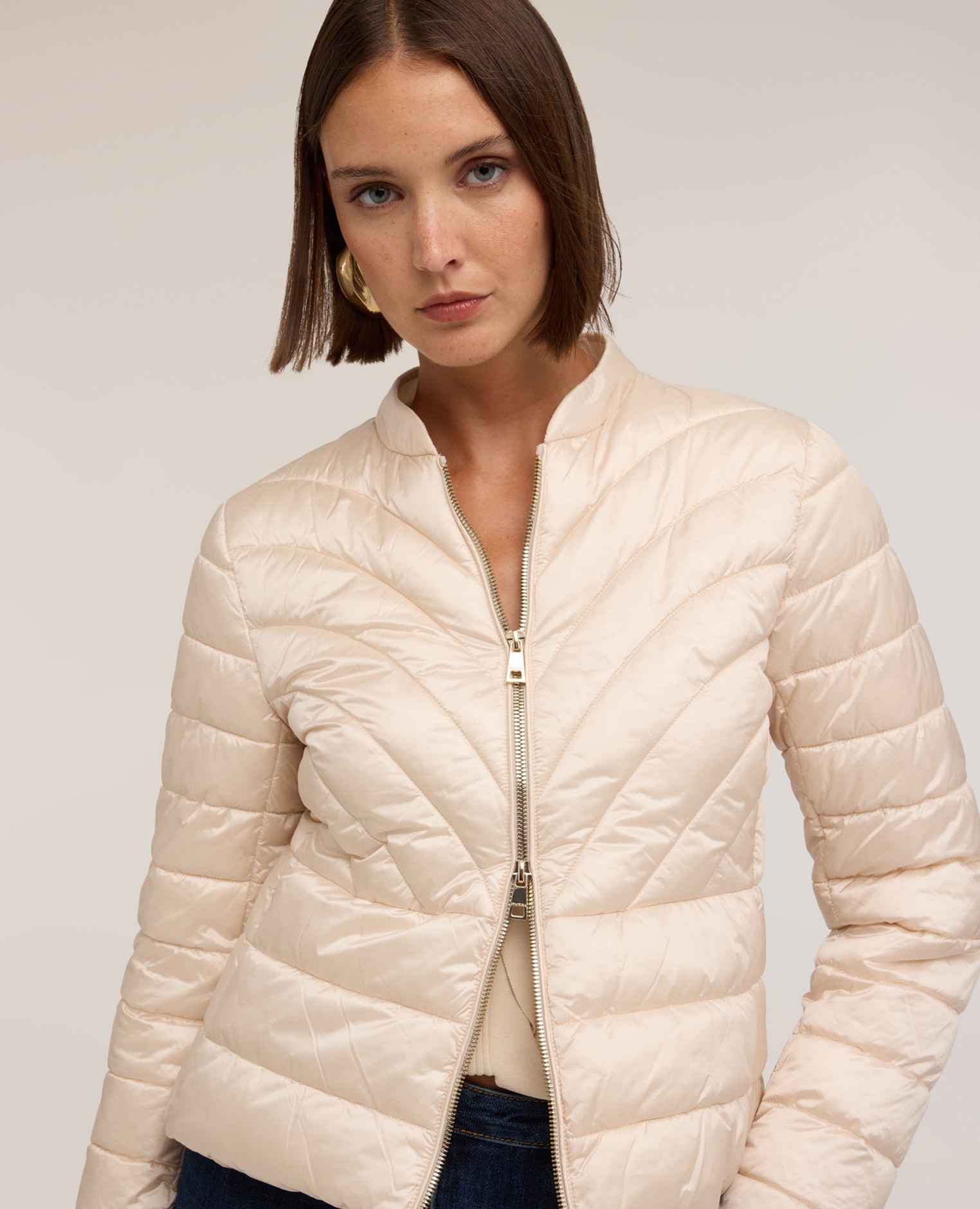 Plumífero de mujer lightweight corto con cuello alto modelo corto con ajuste entallado y cierre frontal con cremallera - Motivi - Beige Beige-4