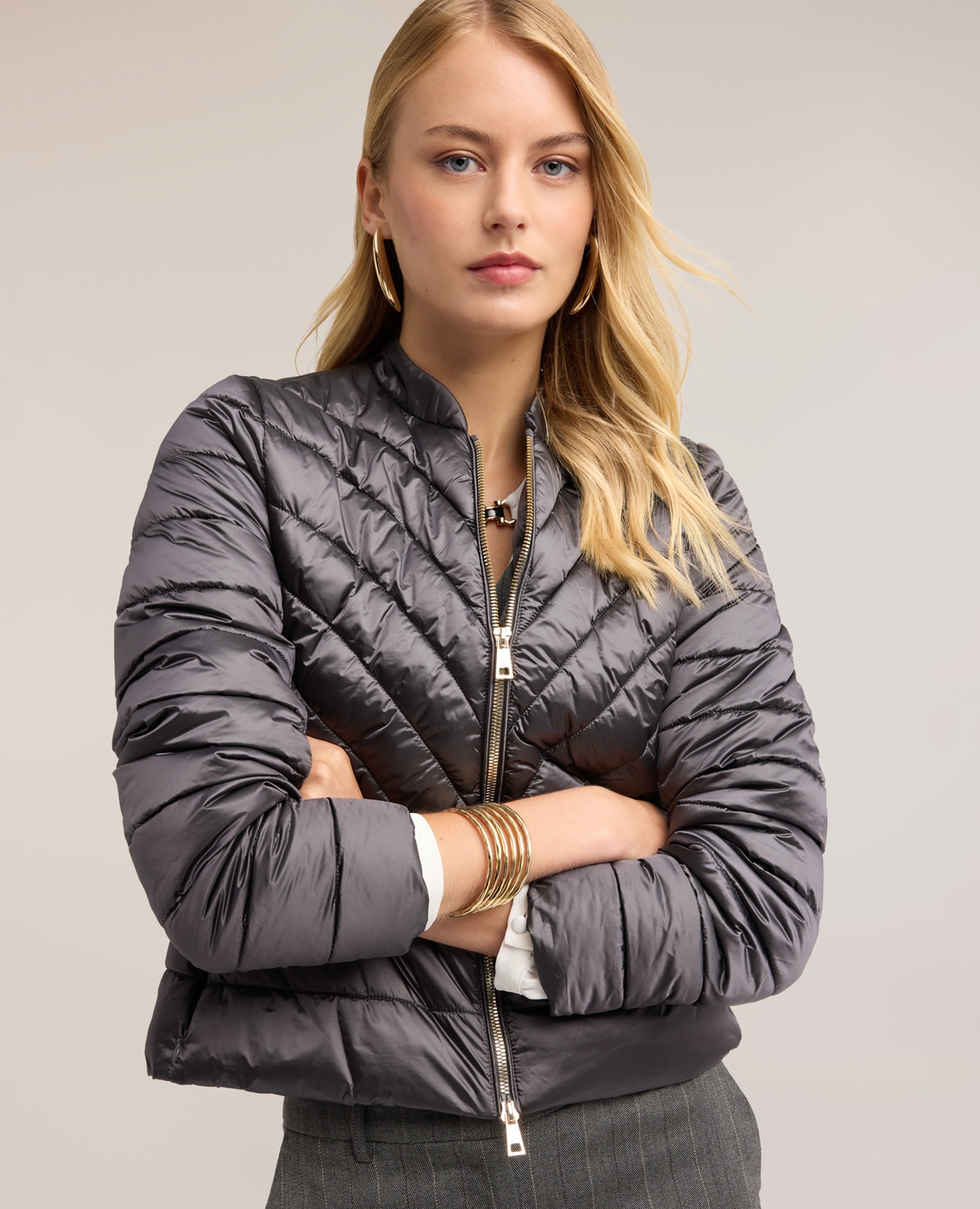 Plumífero de mujer lightweight corto con cuello alto modelo corto con ajuste entallado y cierre frontal con cremallera - Motivi - Gris Gris-1