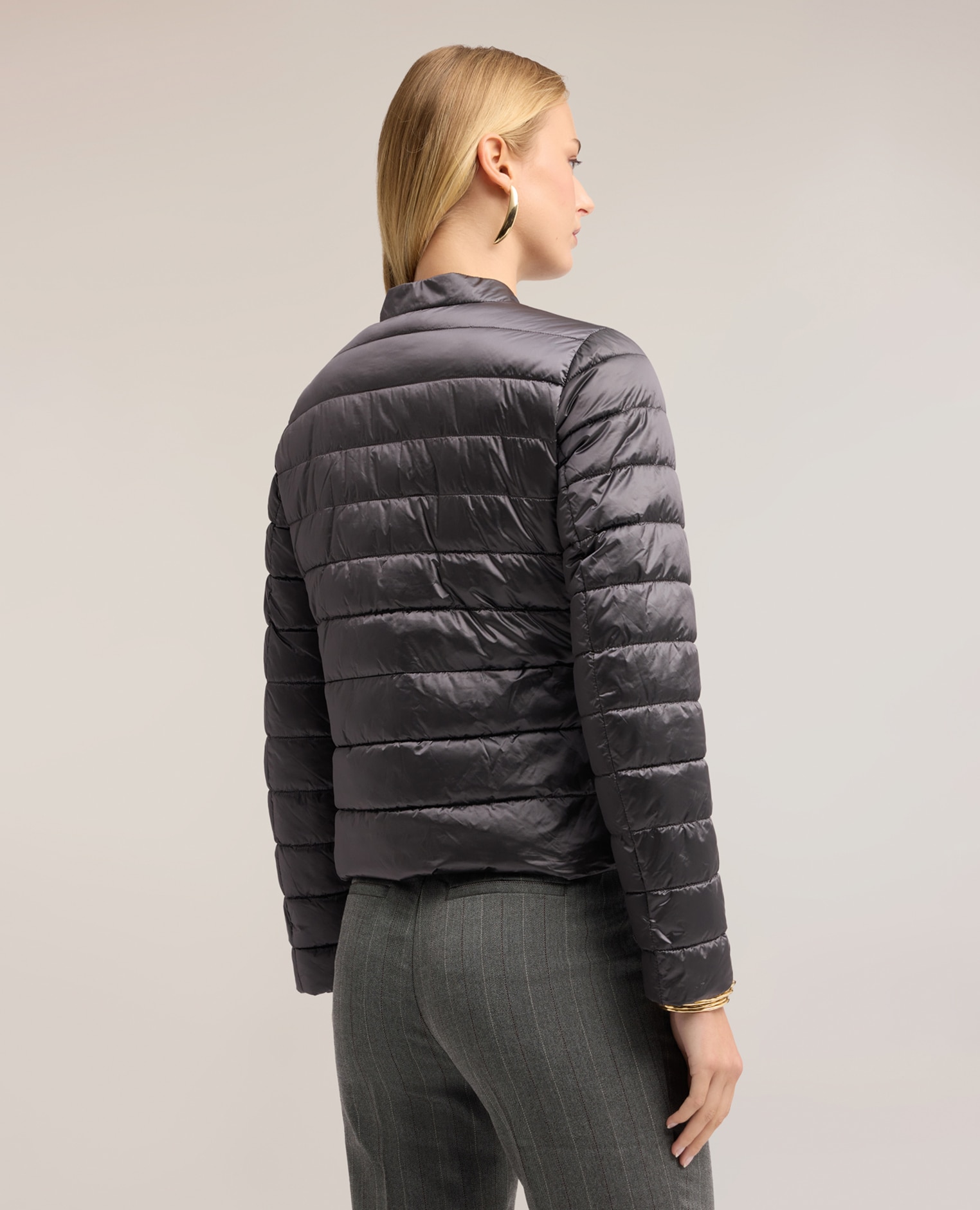 Plumífero de mujer lightweight corto con cuello alto modelo corto con ajuste entallado y cierre frontal con cremallera - Motivi - Gris Gris-2