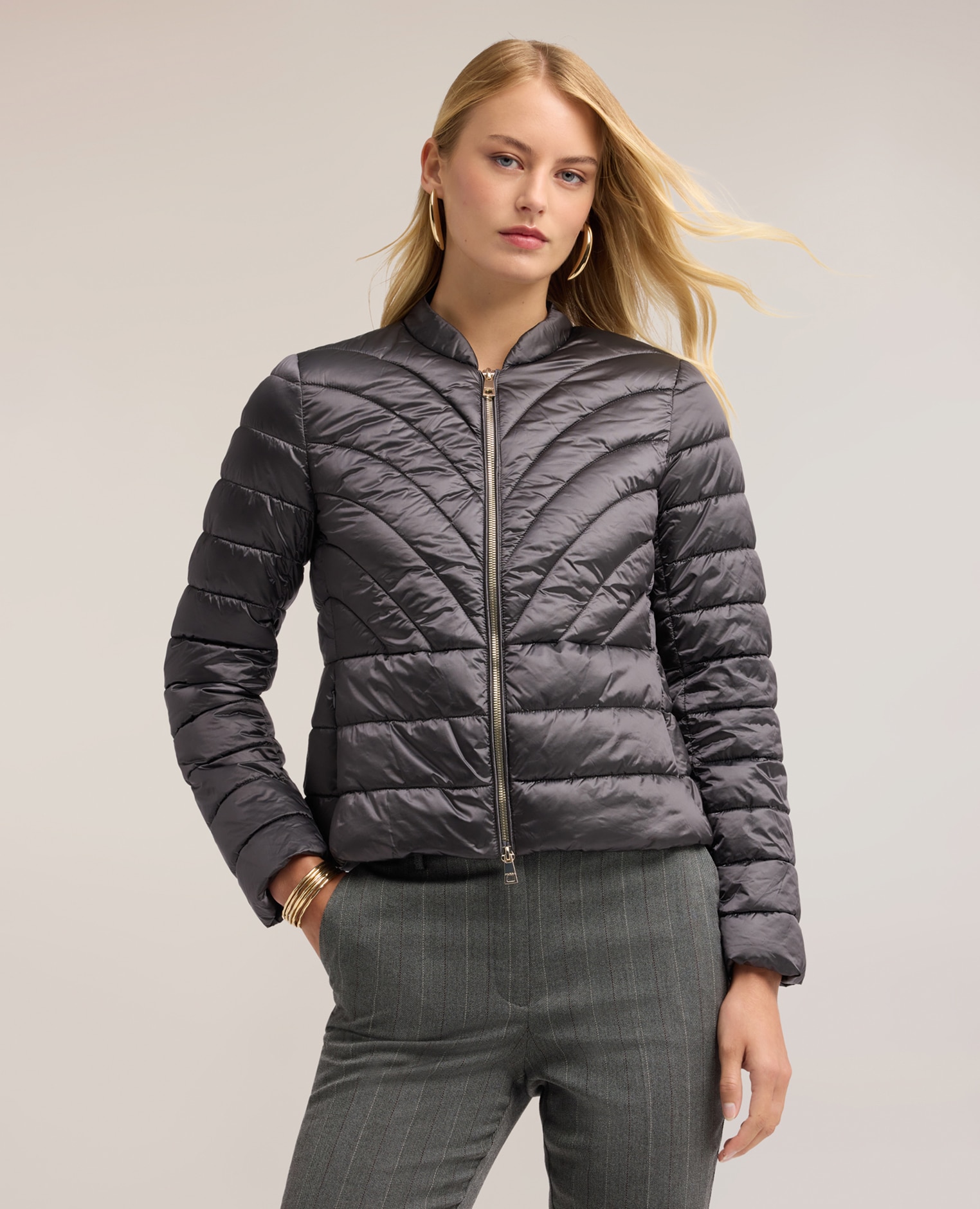 Plumífero de mujer lightweight corto con cuello alto modelo corto con ajuste entallado y cierre frontal con cremallera - Motivi - Gris Gris-4
