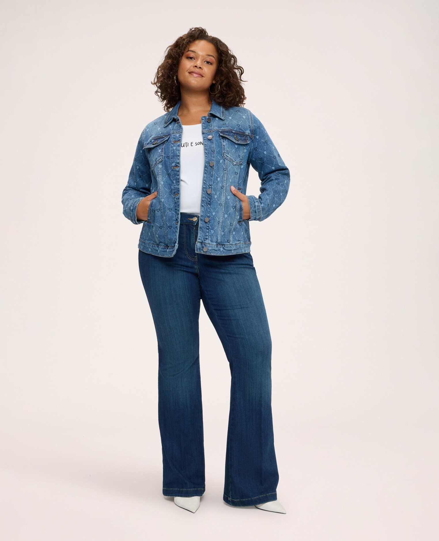 Chaqueta de mujer de denim con estampado y corazones dos bolsillos con solapa en el pecho y dos bolsillos laterales - Fiorella Rubino - Azul Azul-3