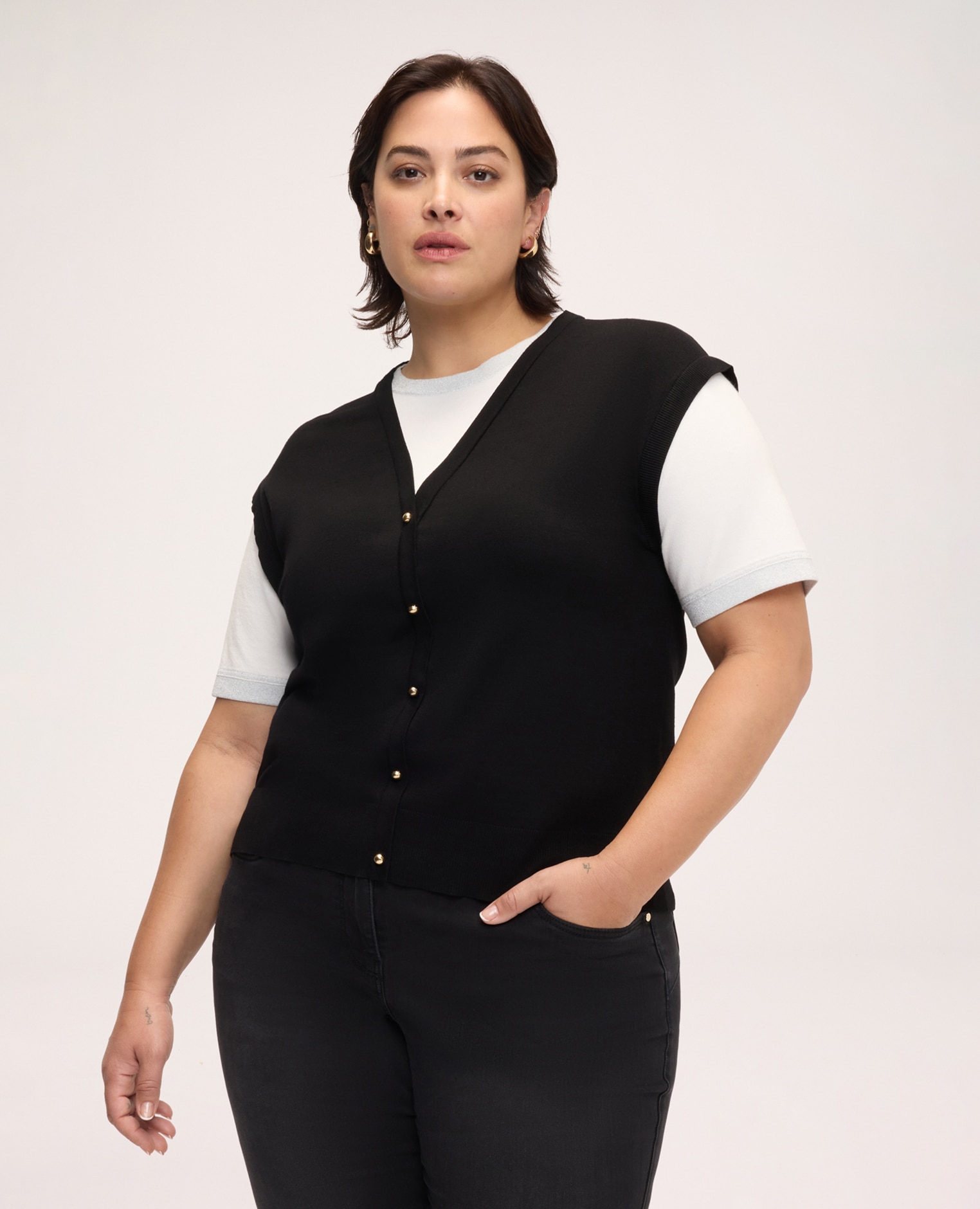 Chaleco de mujer con camiseta combinada escote en v con cierre frontal de botones dorados a la vista - Fiorella Rubino - Negro Negro-1