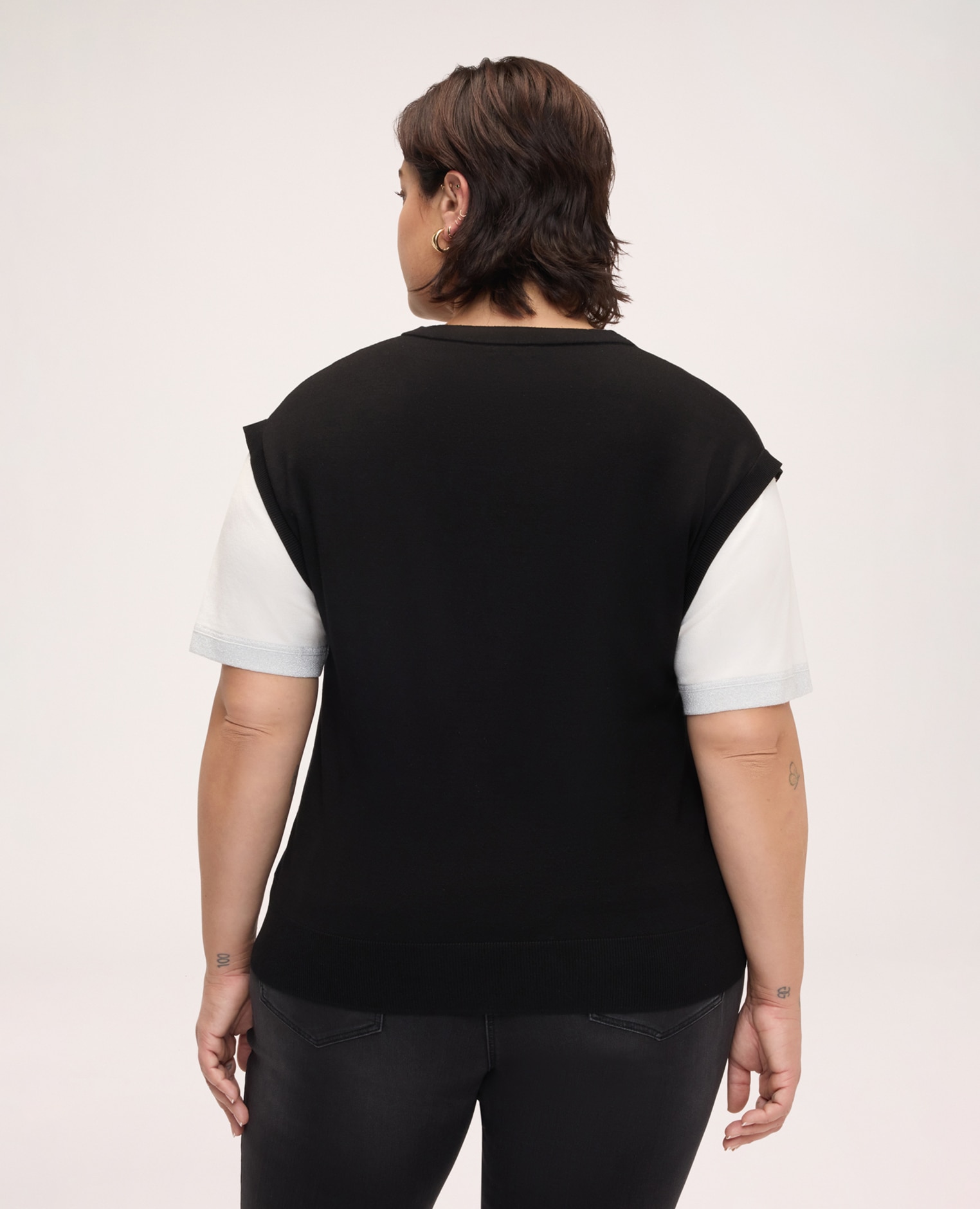 Chaleco de mujer con camiseta combinada escote en v con cierre frontal de botones dorados a la vista - Fiorella Rubino - Negro Negro-2