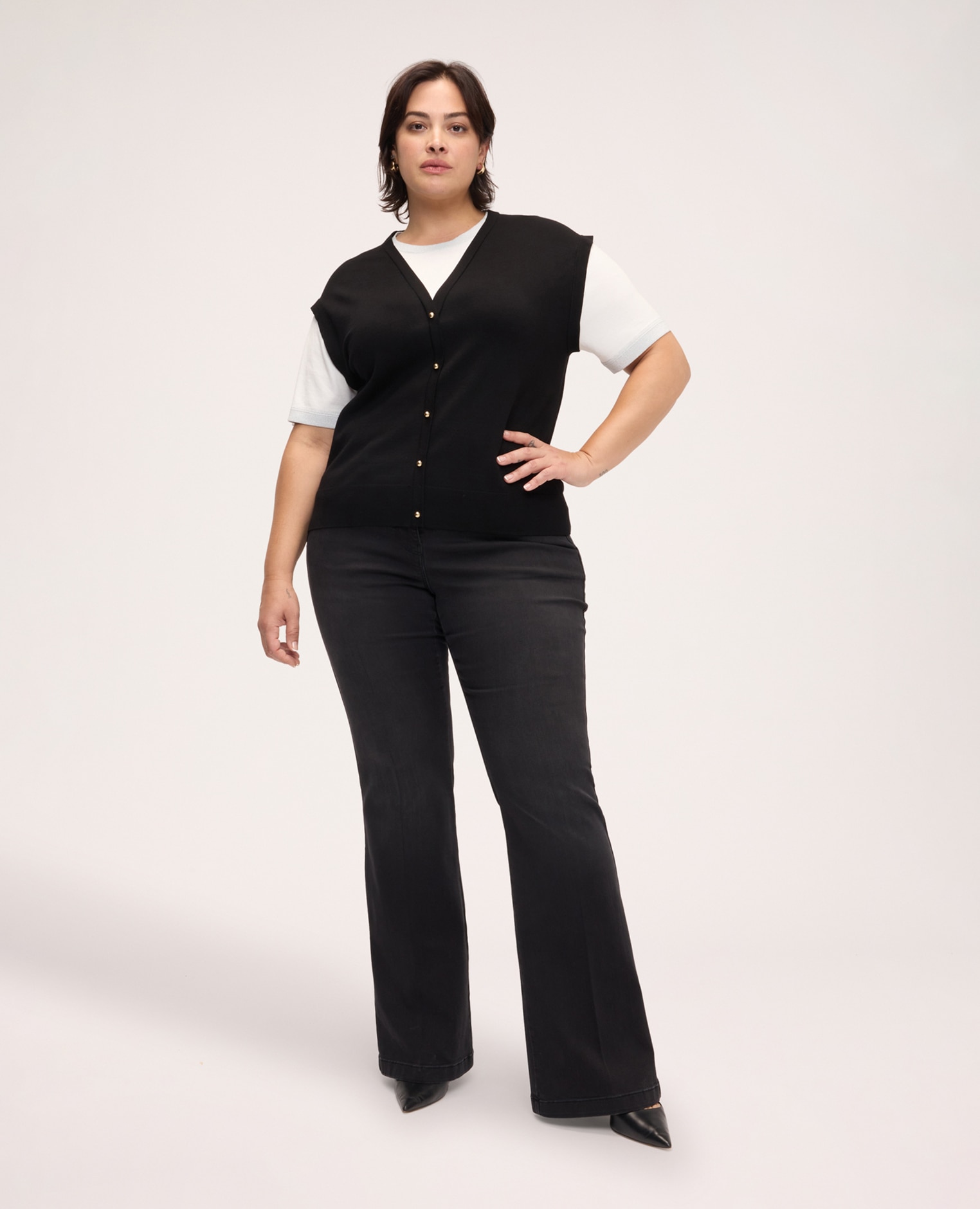 Chaleco de mujer con camiseta combinada escote en v con cierre frontal de botones dorados a la vista - Fiorella Rubino - Negro Negro-3