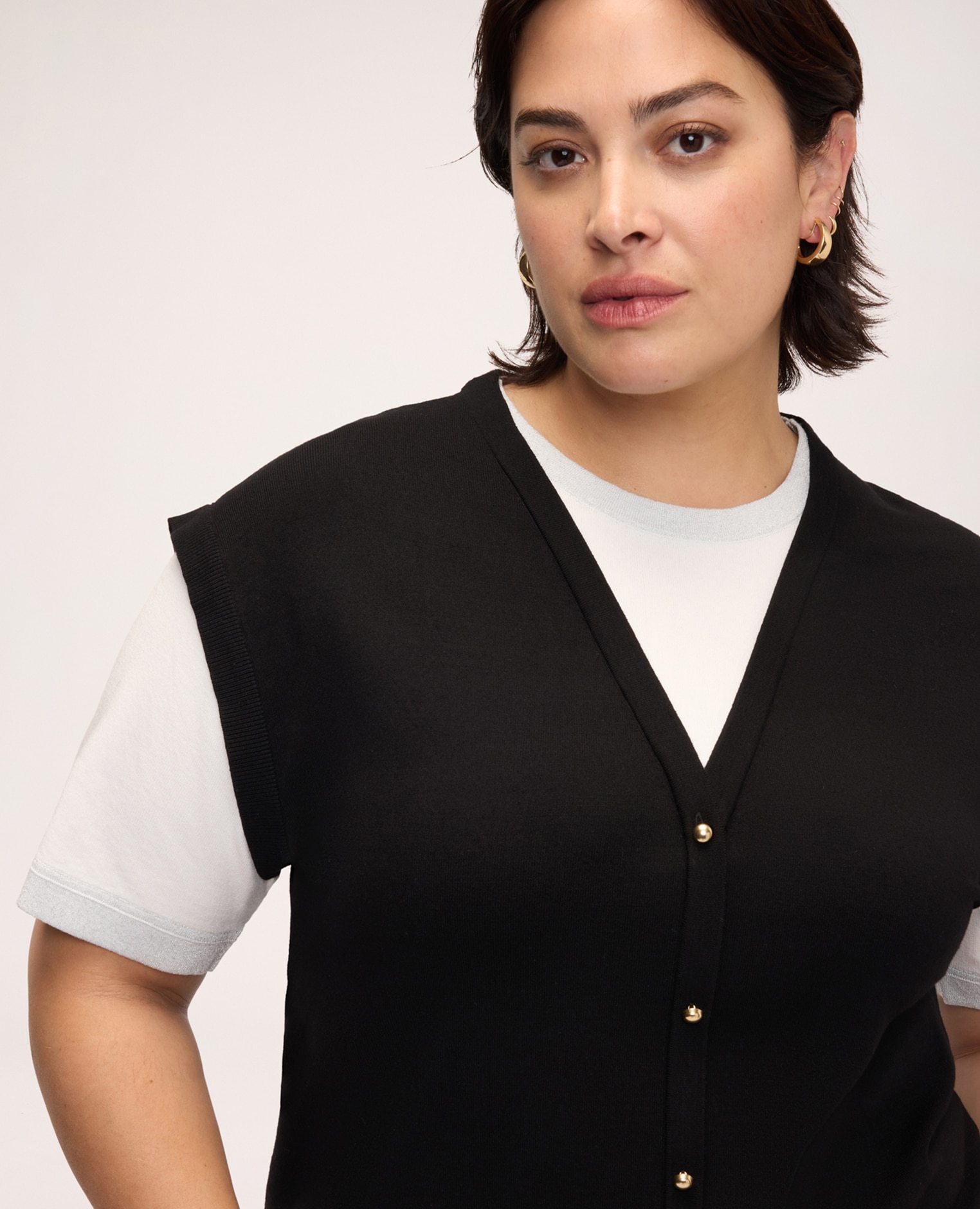 Chaleco de mujer con camiseta combinada escote en v con cierre frontal de botones dorados a la vista - Fiorella Rubino - Negro Negro-4