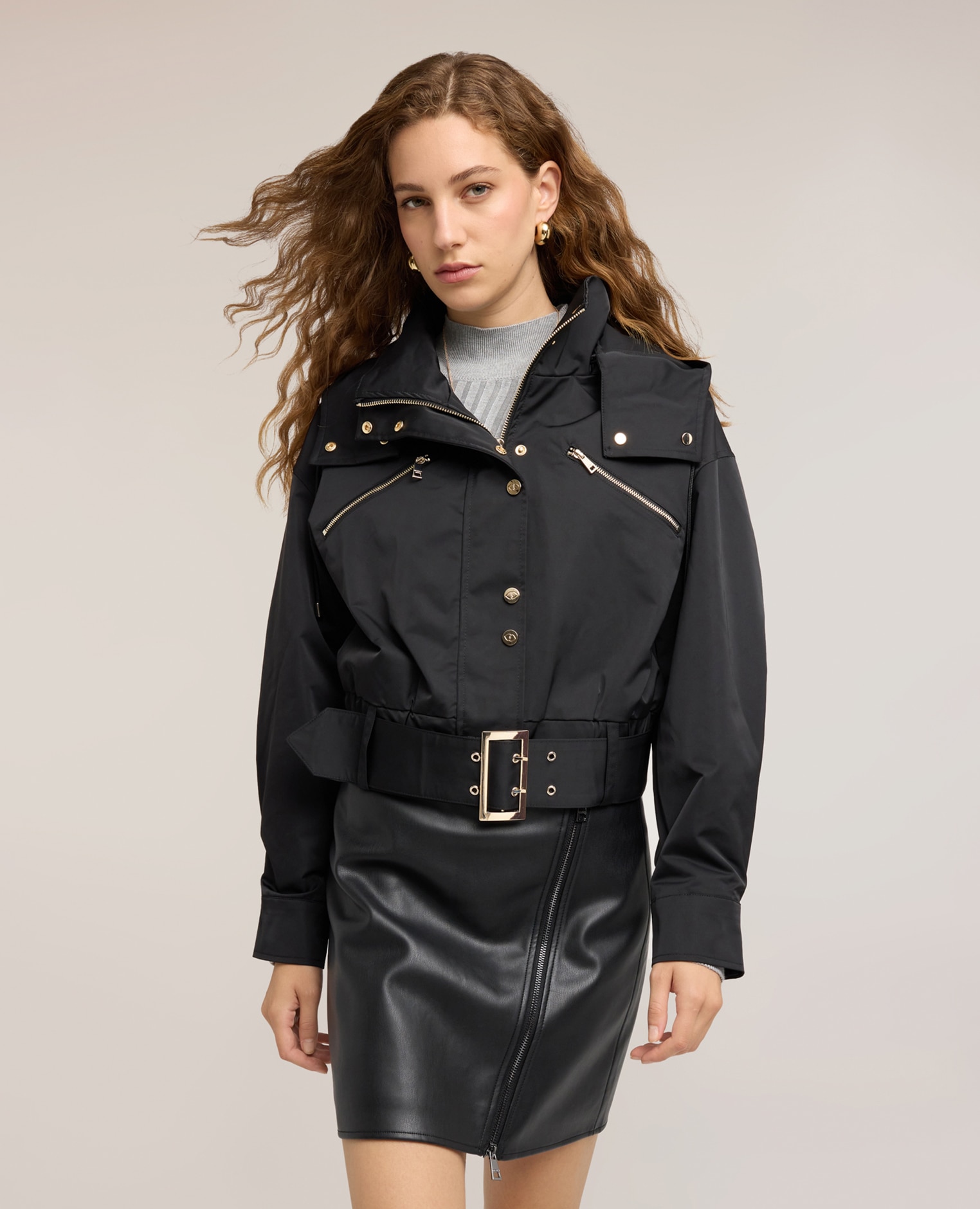 Bomber de mujer con cinturón de nylon ajuste oversize cierre frontal de un solo pecho con botones a presión y cremallera - Motivi - Negro Negro-1