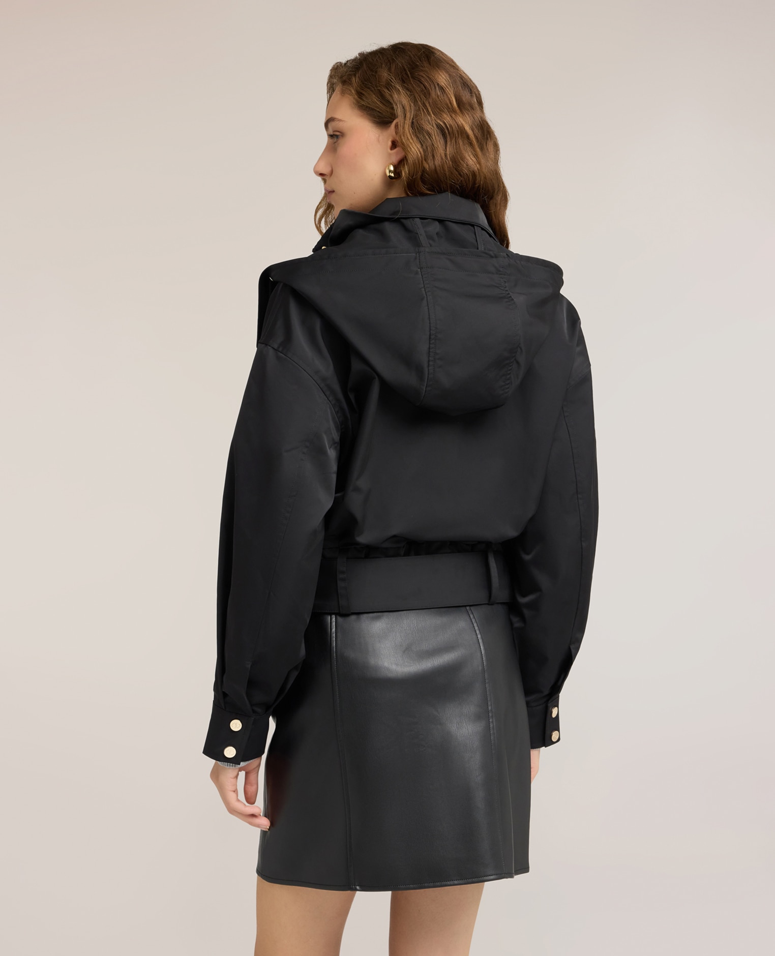 Bomber de mujer con cinturón de nylon ajuste oversize cierre frontal de un solo pecho con botones a presión y cremallera - Motivi - Negro Negro-2