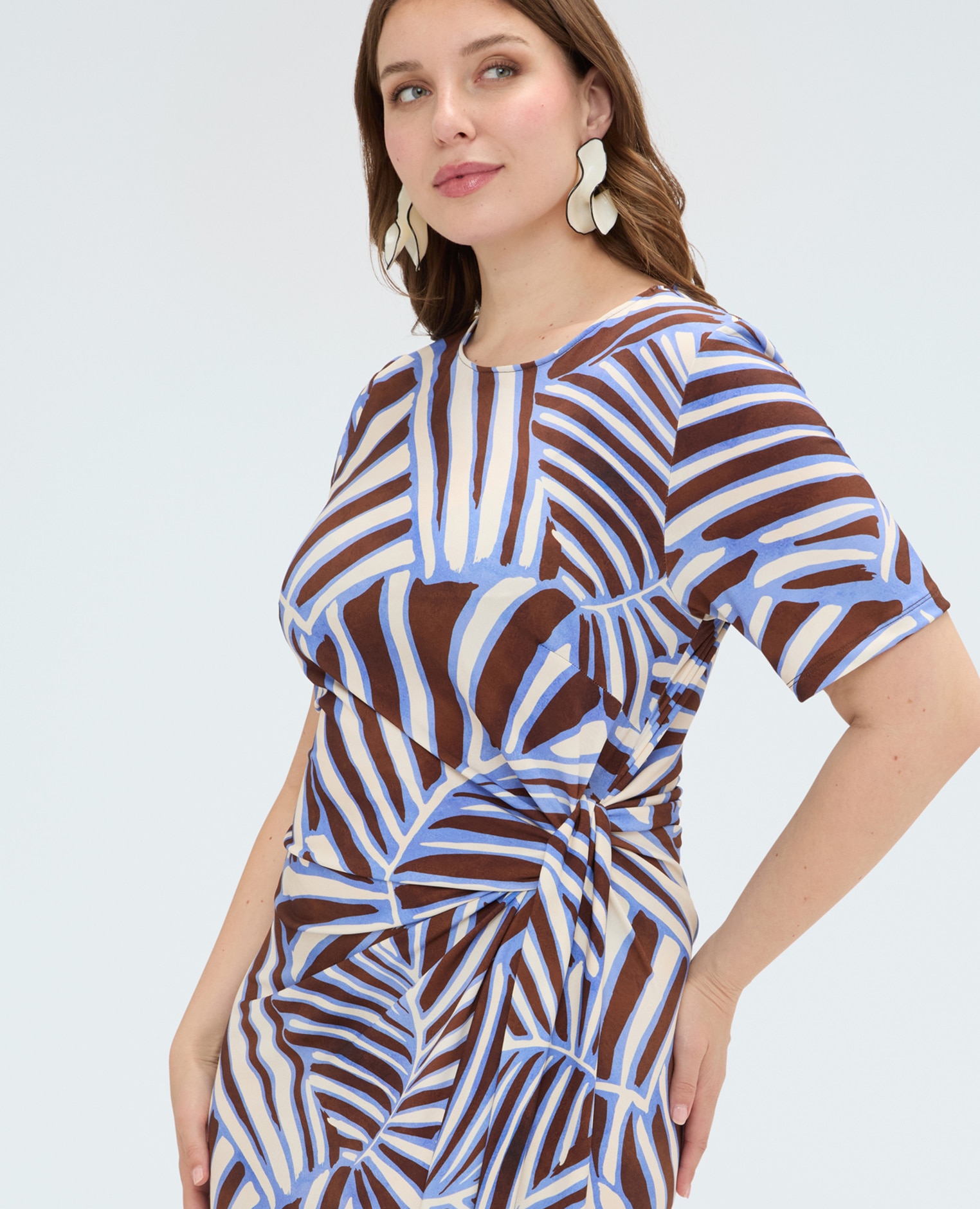 Vestido midi con estampado y lazo cuello redondo y mangas cortas cierre con botón en la parte trasera - Fiorella Rubino - Marrón Marrón-4